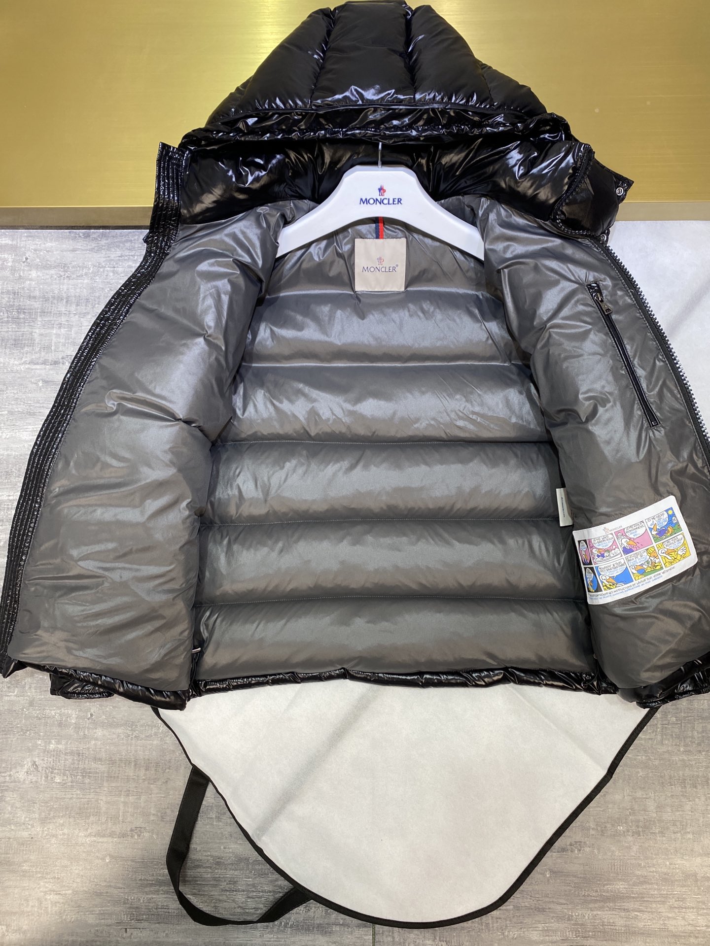 Guangzhou high-end Moncler Maya jacket in all colors. Upgraded with 18 latest high-end custom glossy nylon, identical to original. Slim fit, fashionable, windproof, warm, waterproof. Details: two-way zipper, detachable hood, adjustable drawstring, multiple pockets. Colors: black with black/gray lining.-Big cat