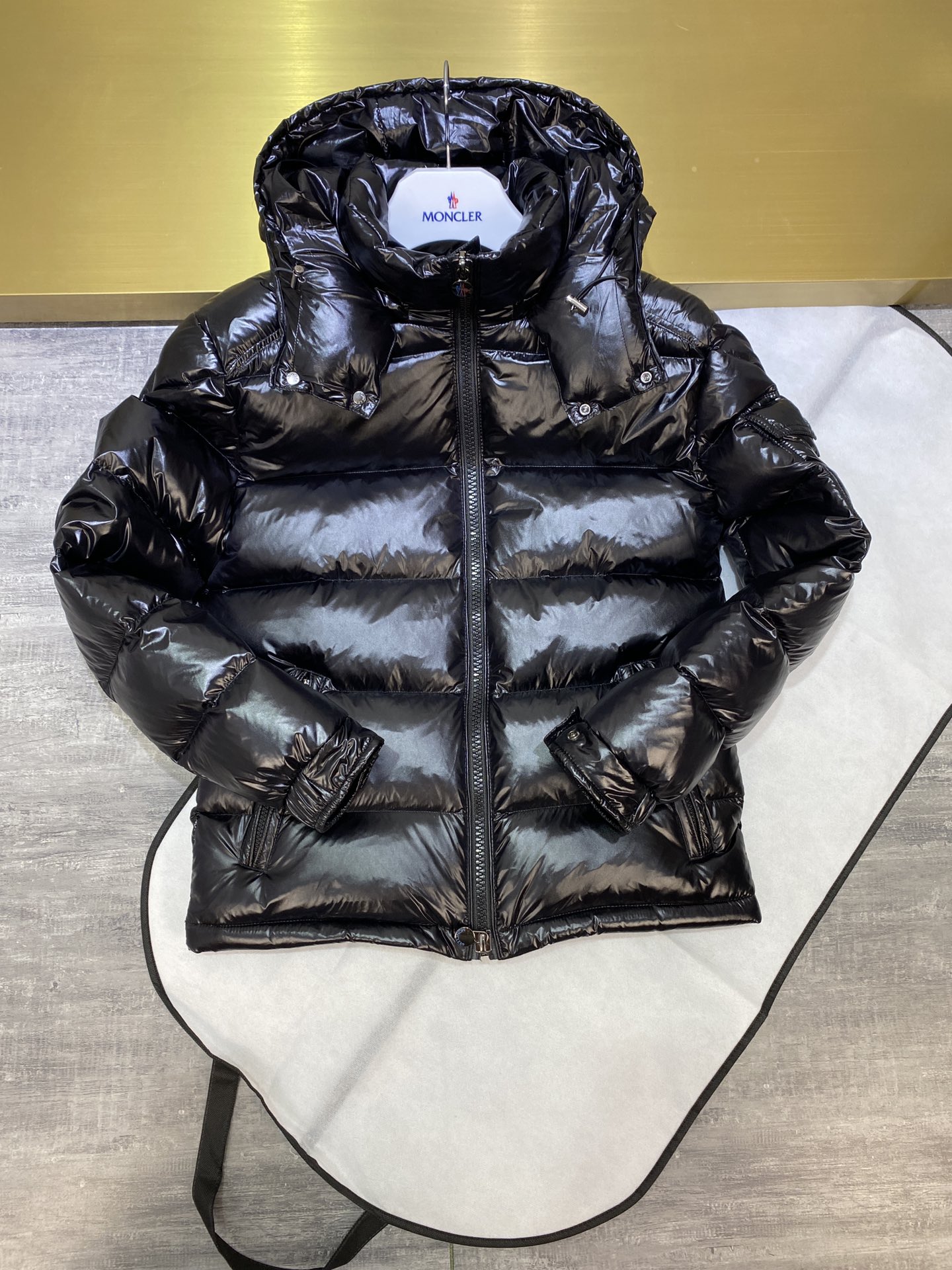 Guangzhou high-end Moncler Maya jacket in all colors. Upgraded with 18 latest high-end custom glossy nylon, identical to original. Slim fit, fashionable, windproof, warm, waterproof. Details: two-way zipper, detachable hood, adjustable drawstring, multiple pockets. Colors: black with black/gray lining.-Big cat