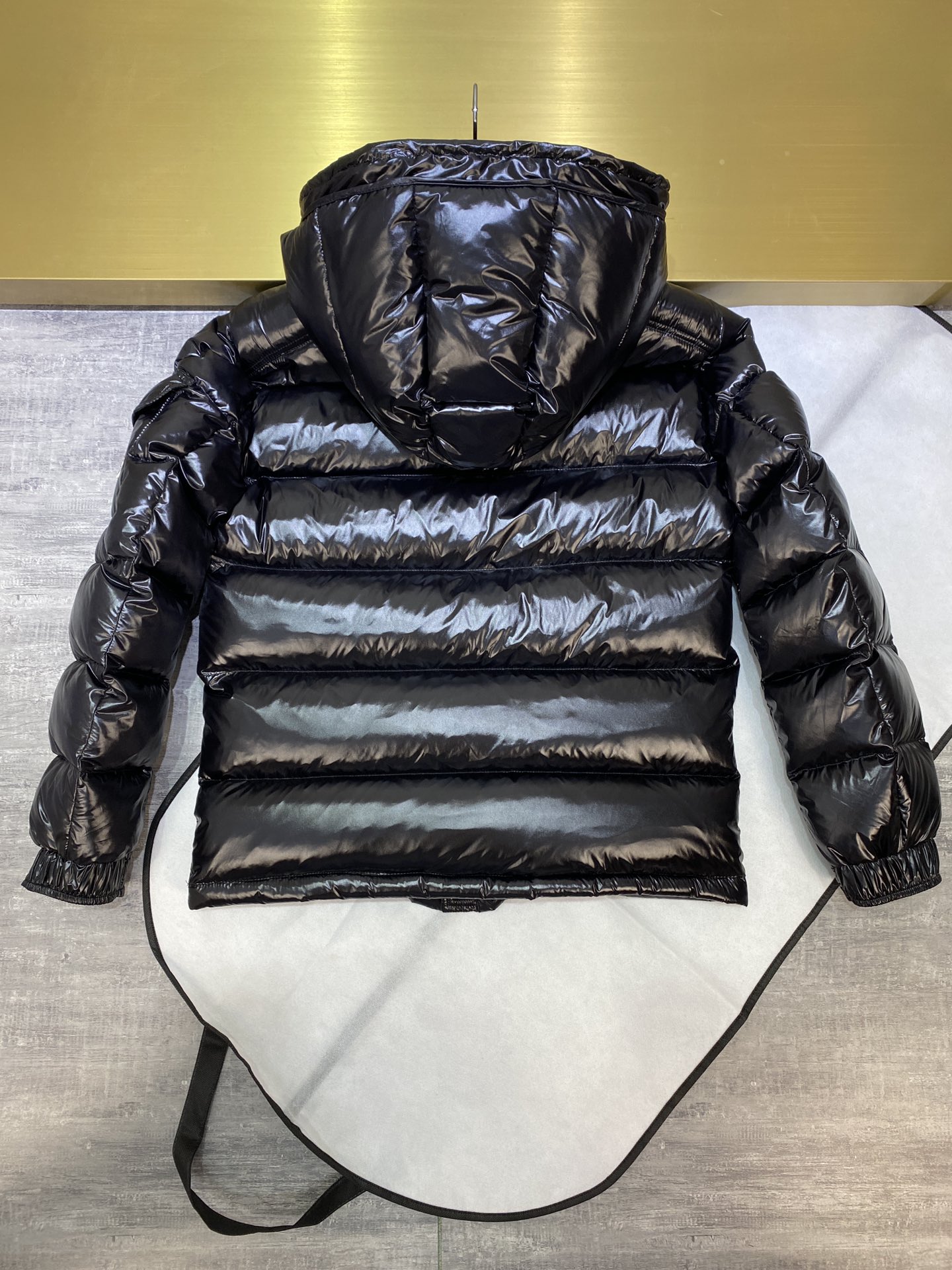 Guangzhou high-end Moncler Maya jacket in all colors. Upgraded with 18 latest high-end custom glossy nylon, identical to original. Slim fit, fashionable, windproof, warm, waterproof. Details: two-way zipper, detachable hood, adjustable drawstring, multiple pockets. Colors: black with black/gray lining.-Big cat