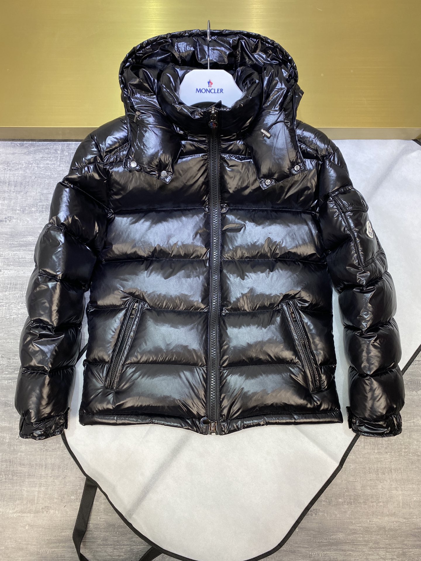 Guangzhou high-end Moncler Maya jacket in all colors. Upgraded with 18 latest high-end custom glossy nylon, identical to original. Slim fit, fashionable, windproof, warm, waterproof. Details: two-way zipper, detachable hood, adjustable drawstring, multiple pockets. Colors: black with black/gray lining.-Big cat