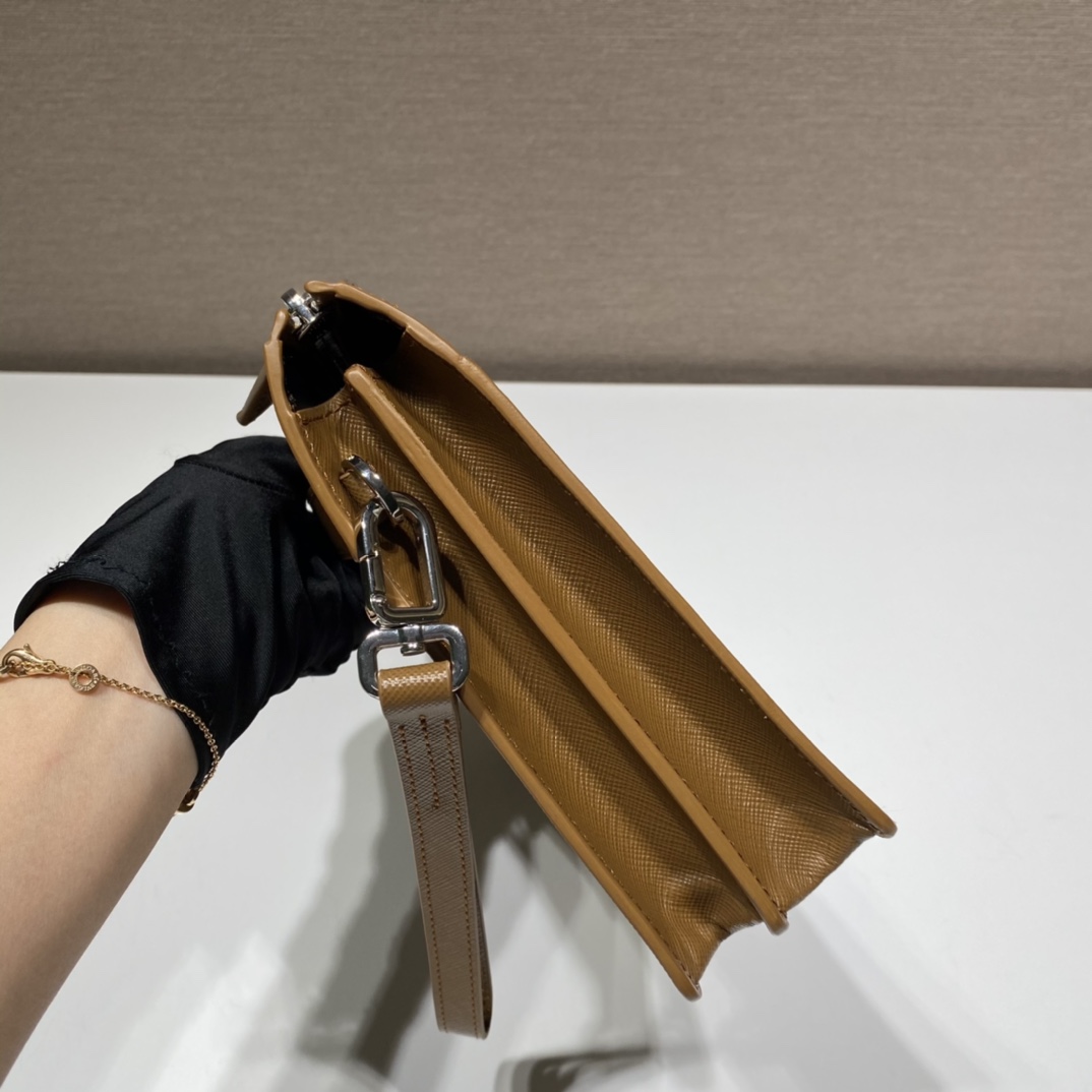 PRADA普拉达Saffiano皮革男士新款手拿包2VF019