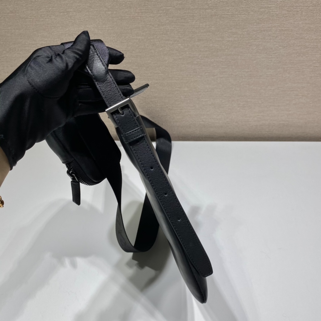 PRADA普拉达小牛皮材质男士单肩包2VH124