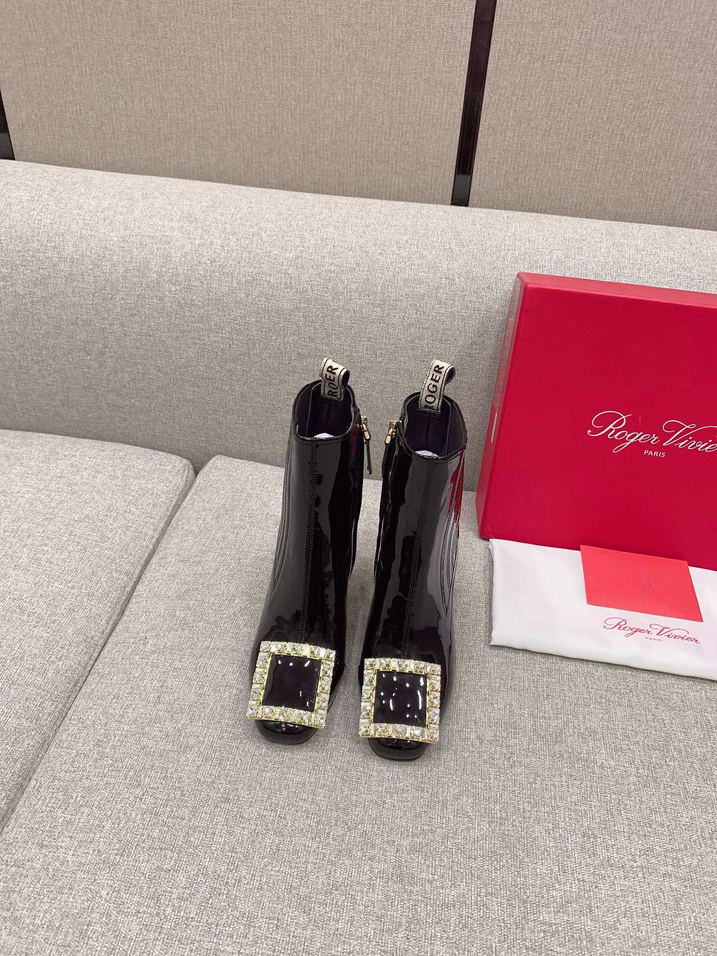 NO:485129,Roger Vivie* New autumn and winter diamond buckle Chelsea high heel boots. The thick heel design is very easy to wear. Classic diamond buckle decoration is elegant and exquisite!  Built-in elastic rubber on the side for easy on and off!  Original ox patent leather upper original mold rhinestone buckle inner top mixed-bred sheepskin comfortable and breathable Italian A-grade leather outsole heel height 8.5cm size 35-39 (34 can be customized), boots, roger vivier, boots, sheepskin, Leather soles19860909Roger Vivie* 秋冬新款钻扣切尔西高跟短靴 粗跟设计非常好穿 经典钻扣装饰 优雅又精致！侧面内置弹力橡筋 方便穿脱！ 鞋面原版牛漆皮 原版开模水钻扣 内里顶级混种羊皮 舒适透气 意大利A级真皮大底 跟高8.5cm 码数35-39（34可订做）,靴子,roger vivier,boots,sheepskin,Leather soles,Women's Shoes