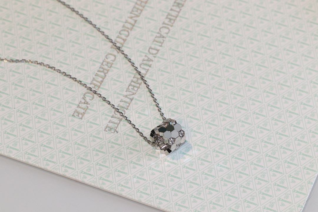 NO:102021,All jewelry in the two-color arrival of honeycomb adopts CNC fine carving technology, plus full hand inlay, each section shines extremely bright, the whole material is 925 silver, platinum/champagne, Shangmei19860909两色到货蜂巢所有的珠宝全部采用CNC精雕工艺,加全手镶,每一个切面都闪耀无比材质通体925银,白金/香槟,尚美,Jewelry