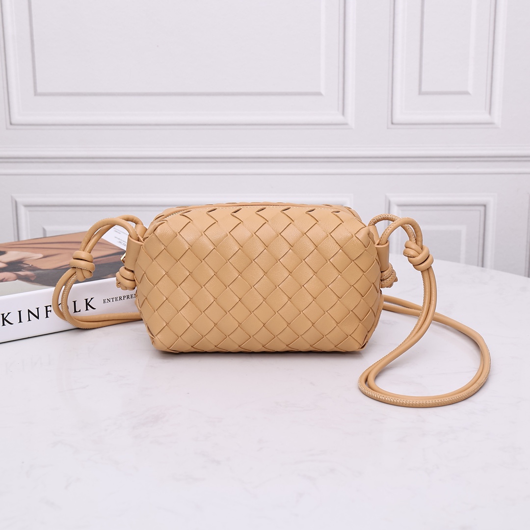 Sac bandoulière mini en agneau tressé