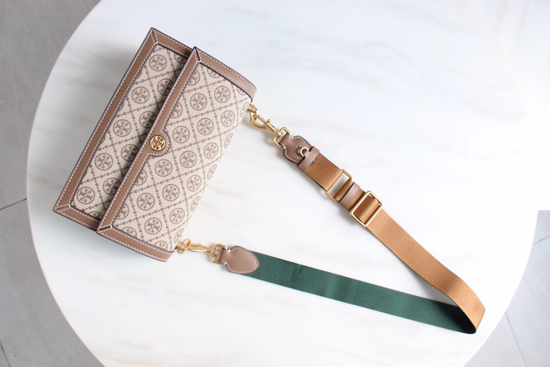 Tory Burch 大号——Tory burch2021 风琴包 设计灵感源自德高宾夕法尼亚人传统缝工艺的 图案