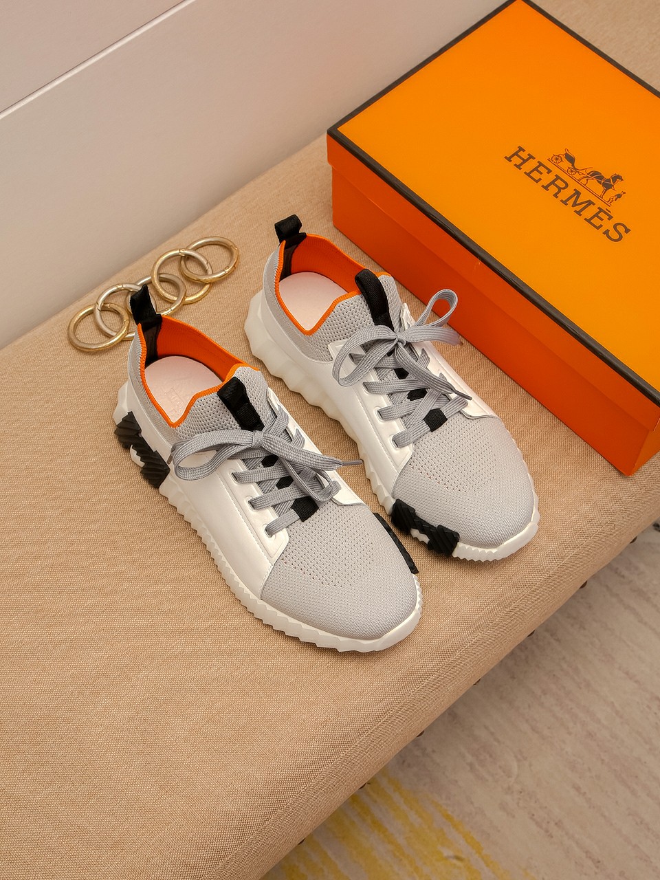 I5 高品质 Hermes 爱马仕 最新休闲鞋，原版版本，专柜一比一，鞋面采用进口小牛皮，羊皮内里垫脚原版防滑大底，透气舒适以质量说话，