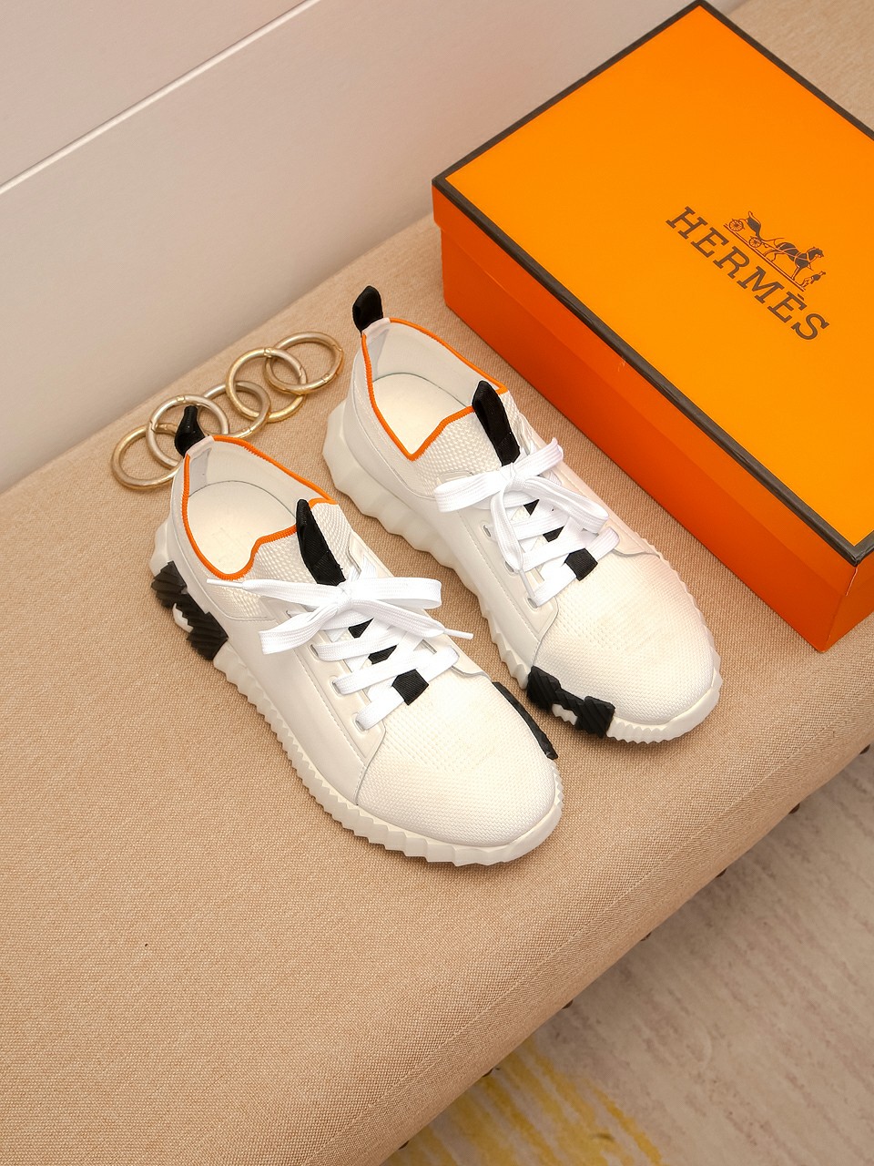 I5 高品质 Hermes 爱马仕 最新休闲鞋，原版版本，专柜一比一，鞋面采用进口小牛皮，羊皮内里垫脚原版防滑大底，透气舒适以质量说话，