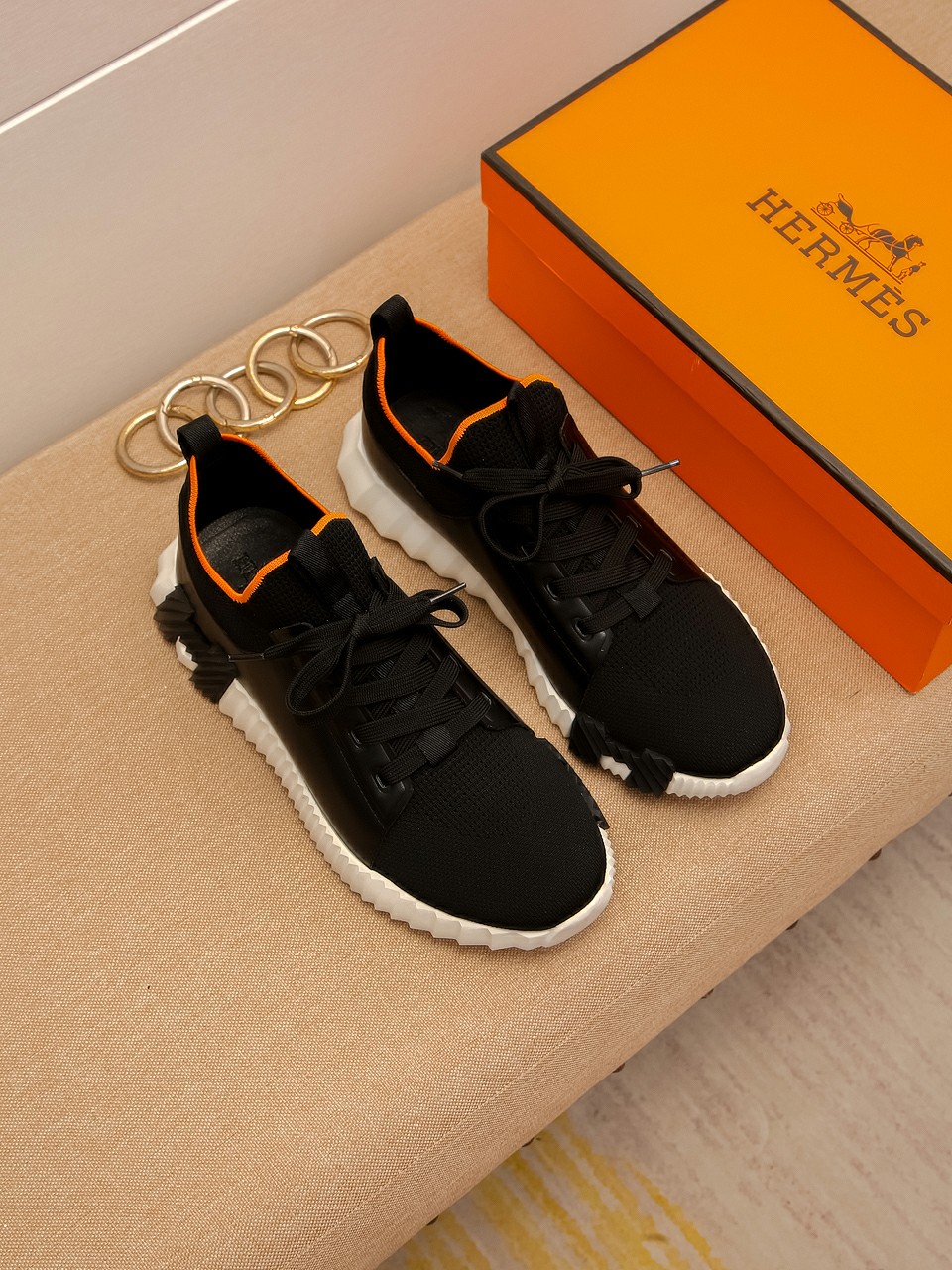 I5 高品质 Hermes 爱马仕 最新休闲鞋，原版版本，专柜一比一，鞋面采用进口小牛皮，羊皮内里垫脚原版防滑大底，透气舒适以质量说话，