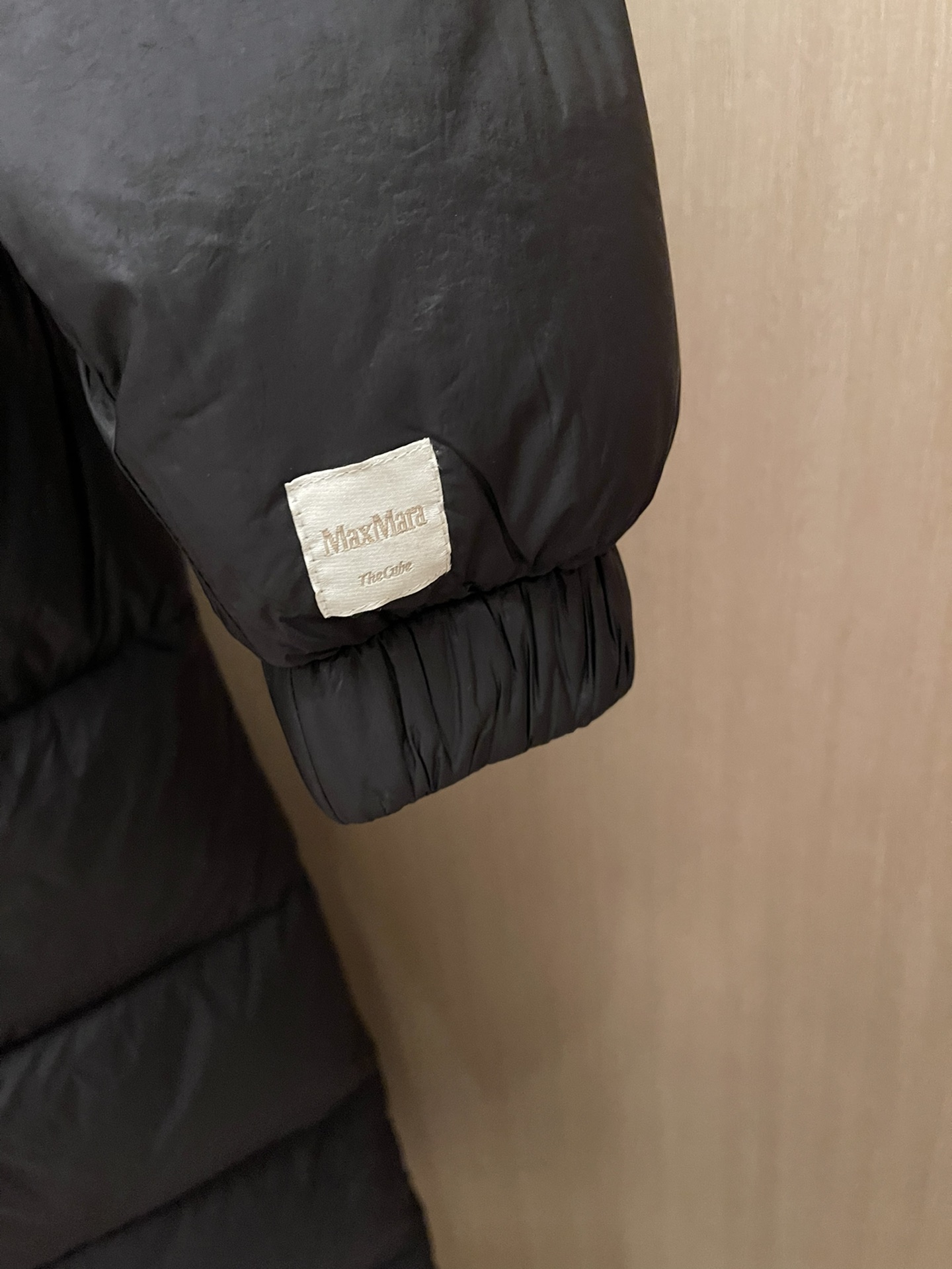 LZ 8225#羽绒服出货。Max家 超轻 大朵 90%纯白鸭绒 蓬松度超好 狐狸毛领羽绒服 黑色 尺码