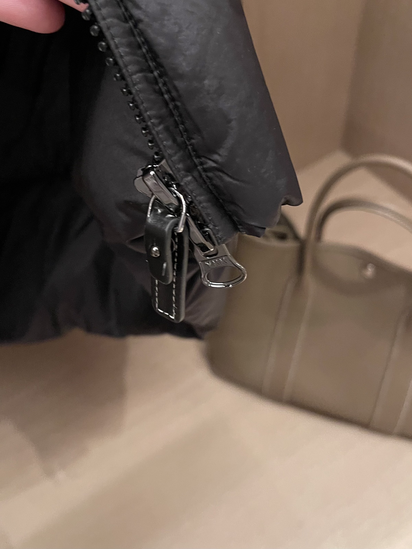 LZ 8225#羽绒服出货。Max家 超轻 大朵 90%纯白鸭绒 蓬松度超好 狐狸毛领羽绒服 黑色 尺码