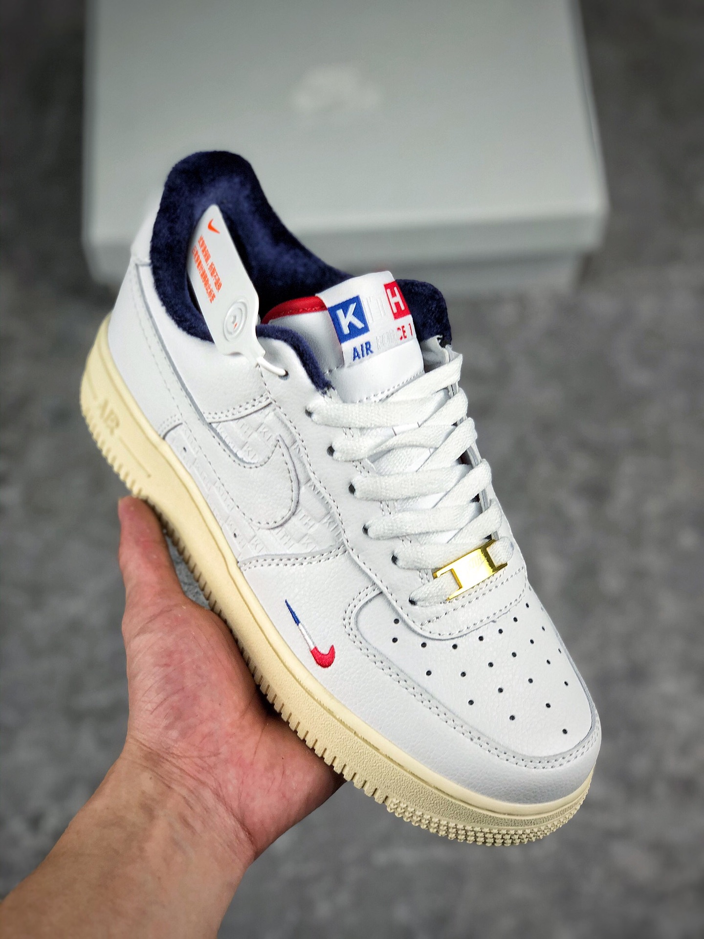  支持放店
KITH × NK Air Force 1 联名空军一号 官方同步 原装级别 原楦头原纸板  打造纯正空军版型#专注外贸渠道  全掌内置蜂窝气垫 #原盒配件 原厂中底钢印、拉帮完美   官方货号：CZ7927-100
SIZE：36 36.5 37.5 38 38.5 39 40 40.5 41 42 42.5 43 44 44.5 45