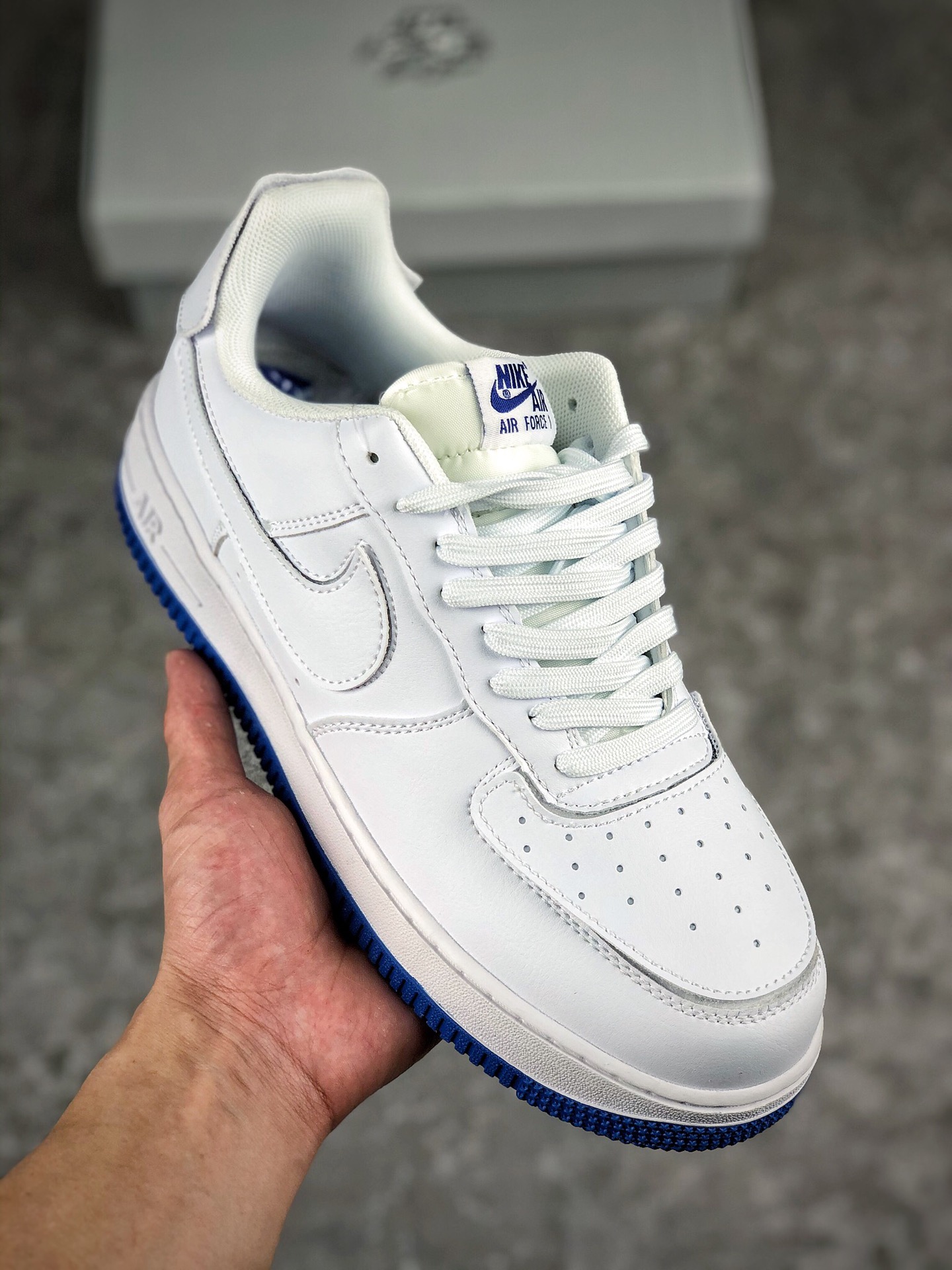  支持放店
NK Air Force 1/1 Low  (GS) 白/蓝色 可拆卸魔术贴 空军一号低帮休闲板鞋 
官方同步 原装级别 原楦头原纸板  打造纯正空军版型#专注外贸渠道  全掌内置蜂窝气垫 #原盒配件 原厂中底钢印、拉帮完美   官方货号：DB4545-105
SIZE：35.5 36 36.5 37.5 38 38.5 39 40 40.5 41 42 42.5 43 44 44.5 45 46