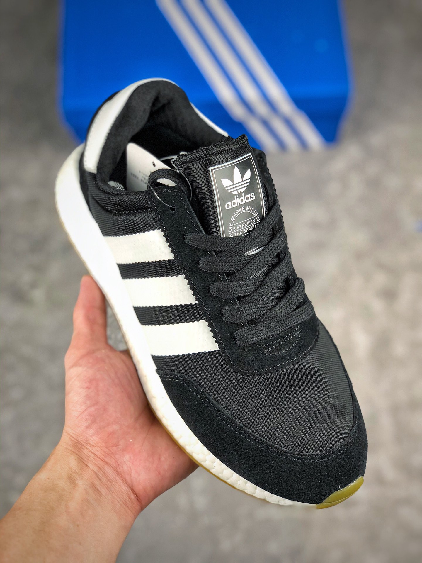  支持放店
阿迪达斯春款三叶草Adidas L-5923经典鞋时尚运动休闲鞋。鞋面由轻质化网面材质代替了原先惯用的绒面材质，透气性大幅度提升。鞋跟处的绒面材质也由TPU支撑架所代替，能够给予穿者足部更多保护。白色Boost中底以及鞋身两侧热压的白色Three Stripes与撞色鞋面形成对比，增强了整体层次感。
货号：B41984
Size：36 36.5 37 38 38.5 39 40 40.5 41 42 42.5 43 44 45