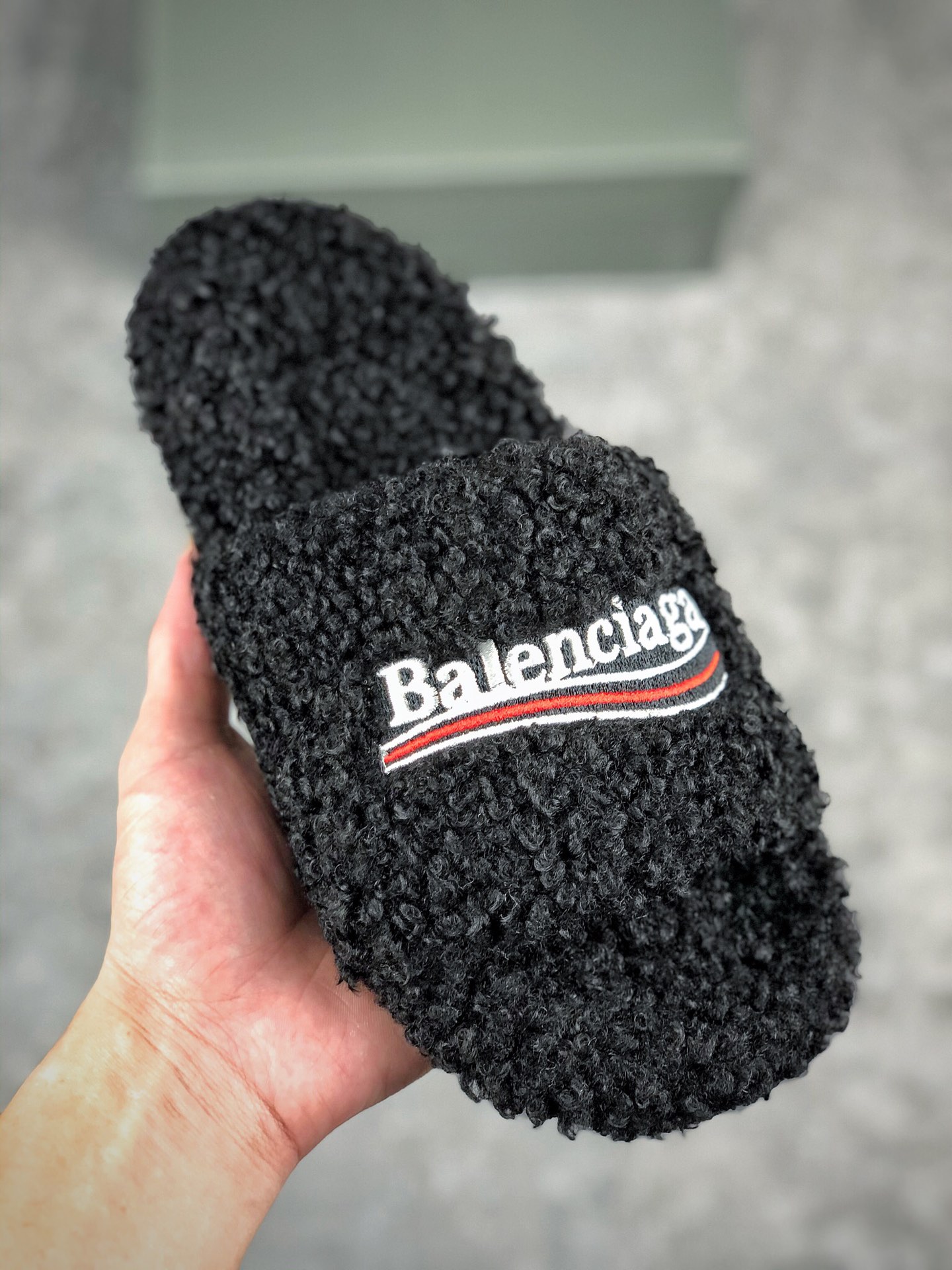  终端放货
Balenciaga 巴黎世家2021秋冬潮品毛拖 ！ 
最新的Balenciaga Political Campaign 徽标刺绣！高级感满满当当！
 欧美名媛 明星 网红girl 大爱款 精致鞋面手工缝纫走线 蓬松柔软 亲肤柔软冬季必备款  时尚却不过分张扬 
面料：梭织羊卷毛
鞋底：原版天然橡胶防滑耐磨底   
包装：配套专柜最新原包装
码数：35 36 37 38 39 40