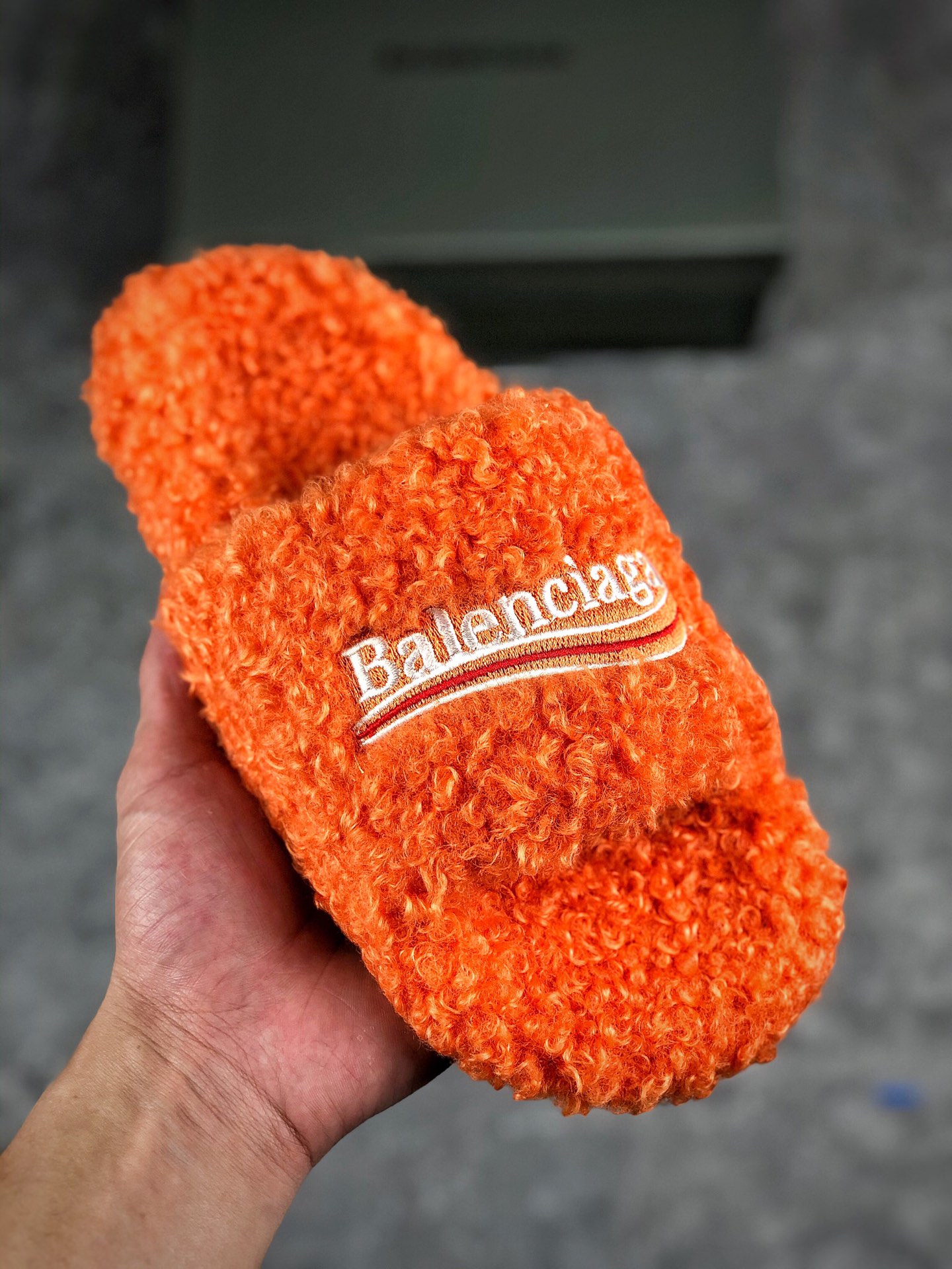  终端放货
Balenciaga 巴黎世家2021秋冬潮品毛拖 ！ 
最新的Balenciaga Political Campaign 徽标刺绣！高级感满满当当！
 欧美名媛 明星 网红girl 大爱款 精致鞋面手工缝纫走线 蓬松柔软 亲肤柔软冬季必备款  时尚却不过分张扬 
面料：梭织羊卷毛
鞋底：原版天然橡胶防滑耐磨底   
包装：配套专柜最新原包装
码数：35 36 37 38 39 40