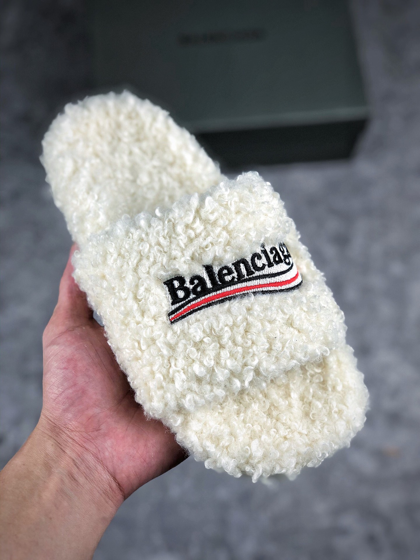  终端放货
Balenciaga 巴黎世家2021秋冬潮品毛拖 ！ 
最新的Balenciaga Political Campaign 徽标刺绣！高级感满满当当！
 欧美名媛 明星 网红girl 大爱款 精致鞋面手工缝纫走线 蓬松柔软 亲肤柔软冬季必备款  时尚却不过分张扬 
面料：梭织羊卷毛
鞋底：原版天然橡胶防滑耐磨底   
包装：配套专柜最新原包装
码数：35 36 37 38 39 40