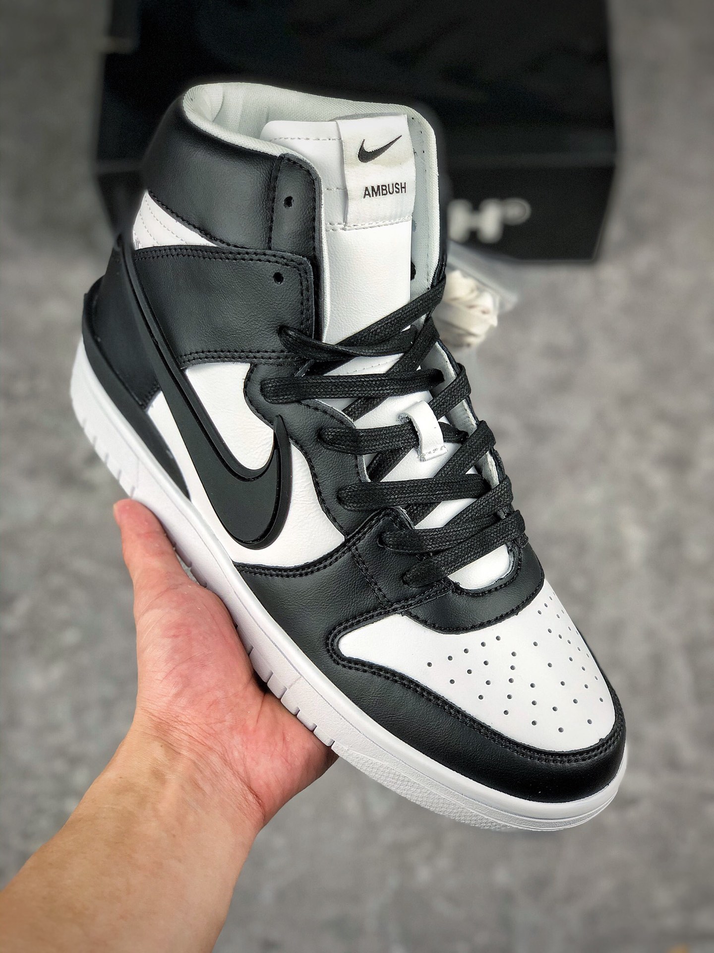  核心放店
纯原头层皮 市售最高版本 Ambush x Nike Dunk High Black 黑白
Nike与来自东京的时尚品牌AMBUSH联名打造的鞋款运用经典的联名细节呈现出富有活力的创意设计，将篮球风格美学理念诠释得淋漓尽致。这款Dunk以经过重塑后的元年款版型呈现，并融入日本机车、汽车
和卡车的文化元素，鞋款后侧则饰有凹纹字标印花，同时采用突出的后跟设计以此提升整体包裹性，联名的鞋垫和鞋舌标签也为经典款型增添一抹匠心独具的魅力。
货号：CU7544-001
尺码:36-47.5