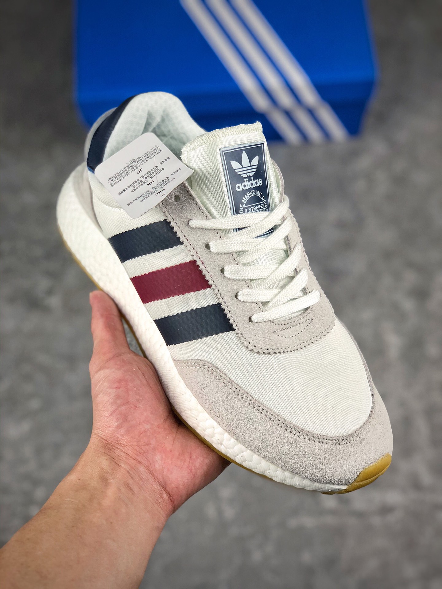  支持放店
阿迪达斯春款三叶草Adidas L-5923经典鞋时尚运动休闲鞋。鞋面由轻质化网面材质代替了原先惯用的绒面材质，透气性大幅度提升。鞋跟处的绒面材质也由TPU支撑架所代替，能够给予穿者足部更多保护。白色Boost中底以及鞋身两侧热压的白色Three Stripes与撞色鞋面形成对比，增强了整体层次感。
货号：B41984
Size：36 36.5 37 38 38.5 39 40 40.5 41 42 42.5 43 44 45