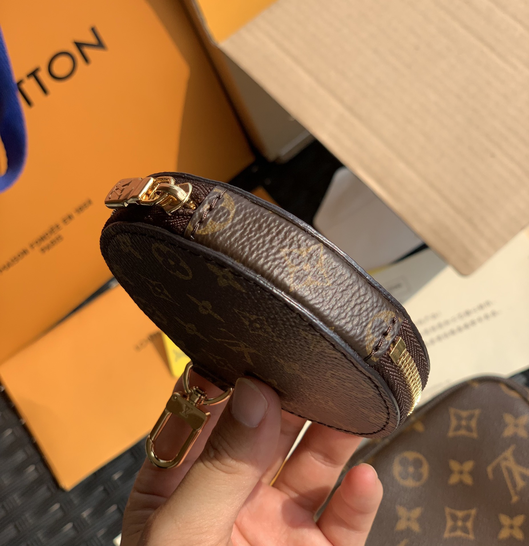 🌼 m44813尺寸：24 x 13.5 x 4 cm 绿色说一下这款 L*V的麻将包从开卖到至今，就占