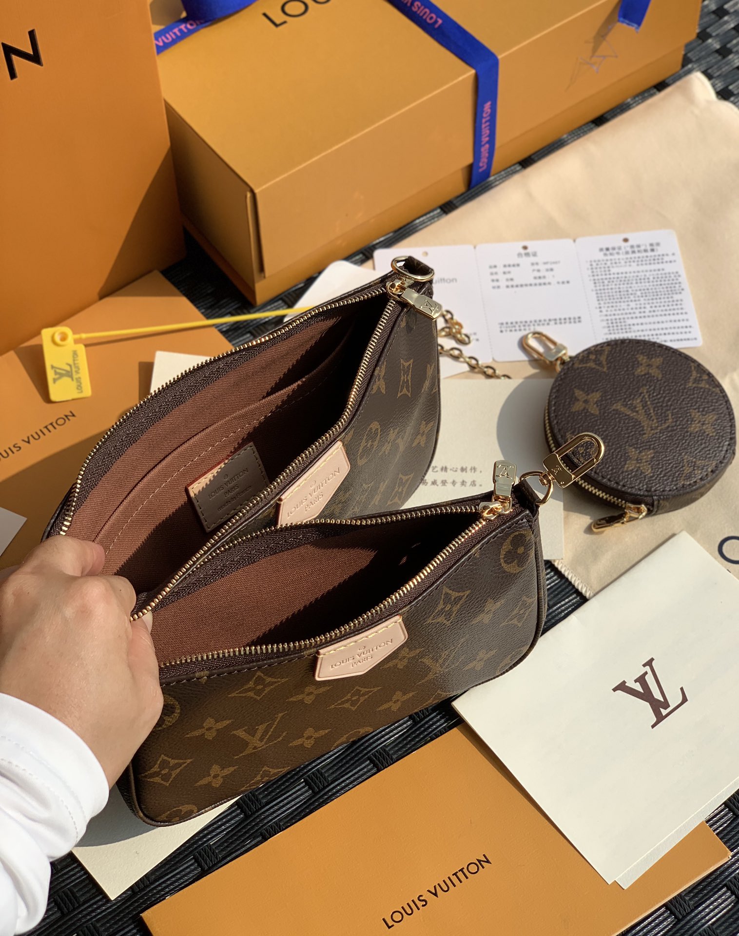 🌼 m44813尺寸：24 x 13.5 x 4 cm 绿色说一下这款 L*V的麻将包从开卖到至今，就占