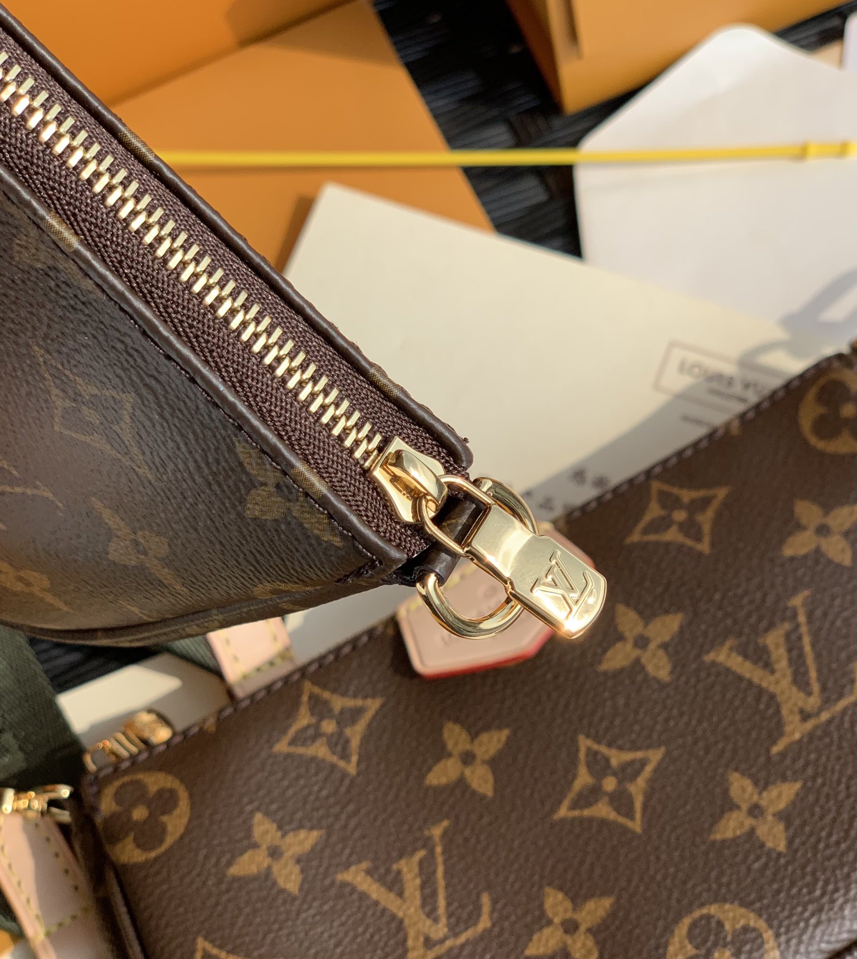 🌼 m44813尺寸：24 x 13.5 x 4 cm 绿色说一下这款 L*V的麻将包从开卖到至今，就占