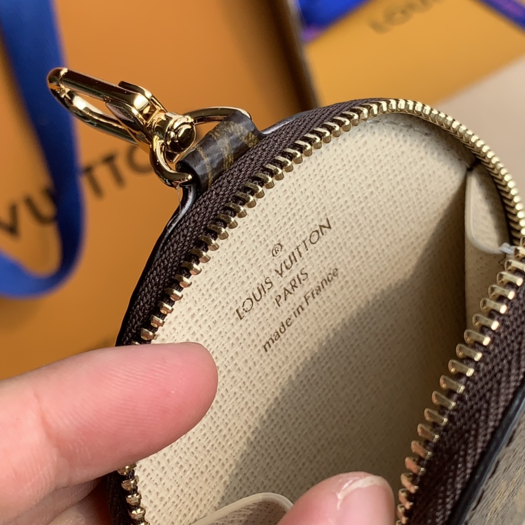 🌼 m44813尺寸：24 x 13.5 x 4 cm 绿色说一下这款 L*V的麻将包从开卖到至今，就占