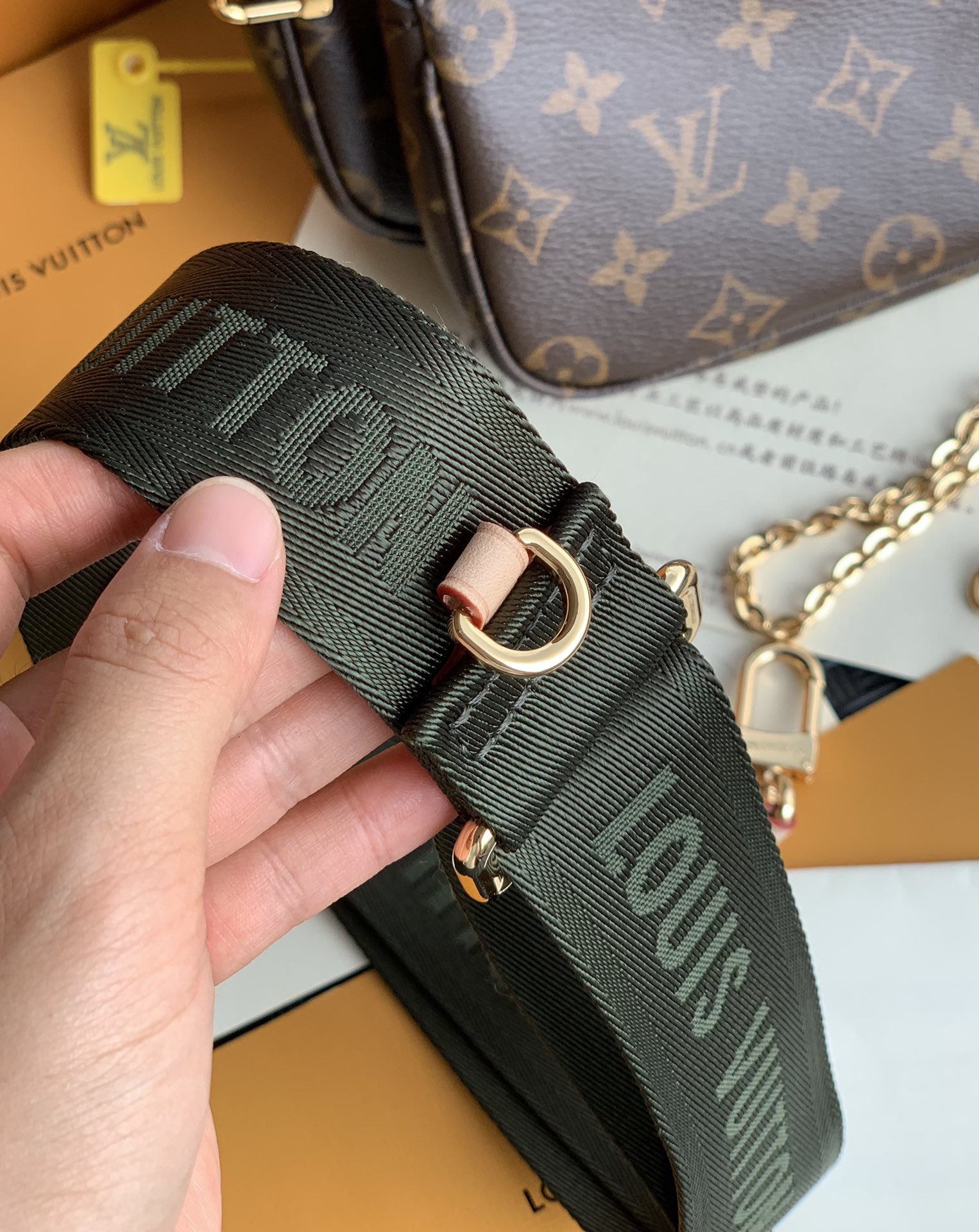 🌼 m44813尺寸：24 x 13.5 x 4 cm 绿色说一下这款 L*V的麻将包从开卖到至今，就占