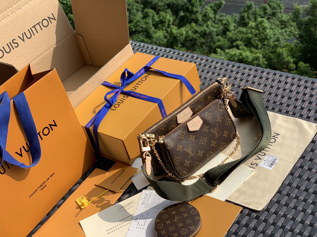 🌼 m44813尺寸：24 x 13.5 x 4 cm 绿色说一下这款 L*V的麻将包从开卖到至今，就占