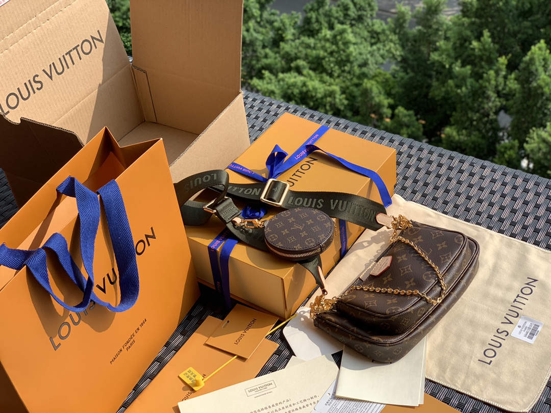 🌼 m44813尺寸：24 x 13.5 x 4 cm 绿色说一下这款 L*V的麻将包从开卖到至今，就占