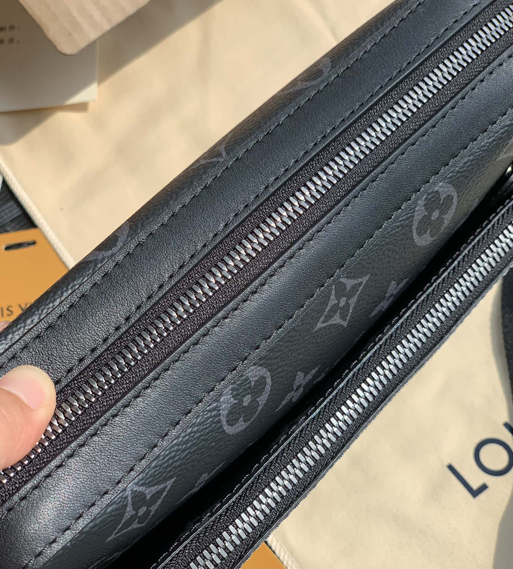 🌼 m69443尺寸25 x 18.5 x 7 cm Trio黑武士三合一男士邮差包!!由 Monogr