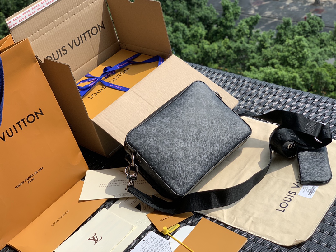 🌼 m69443尺寸25 x 18.5 x 7 cm Trio黑武士三合一男士邮差包!!由 Monogr