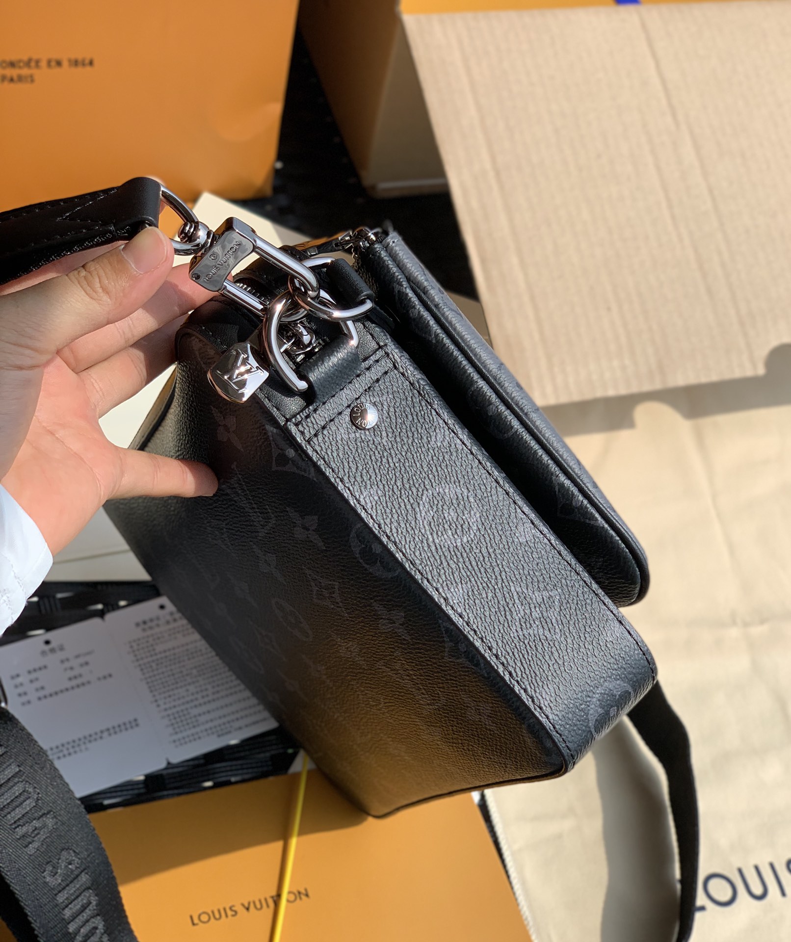 🌼 m69443尺寸25 x 18.5 x 7 cm Trio黑武士三合一男士邮差包!!由 Monogr