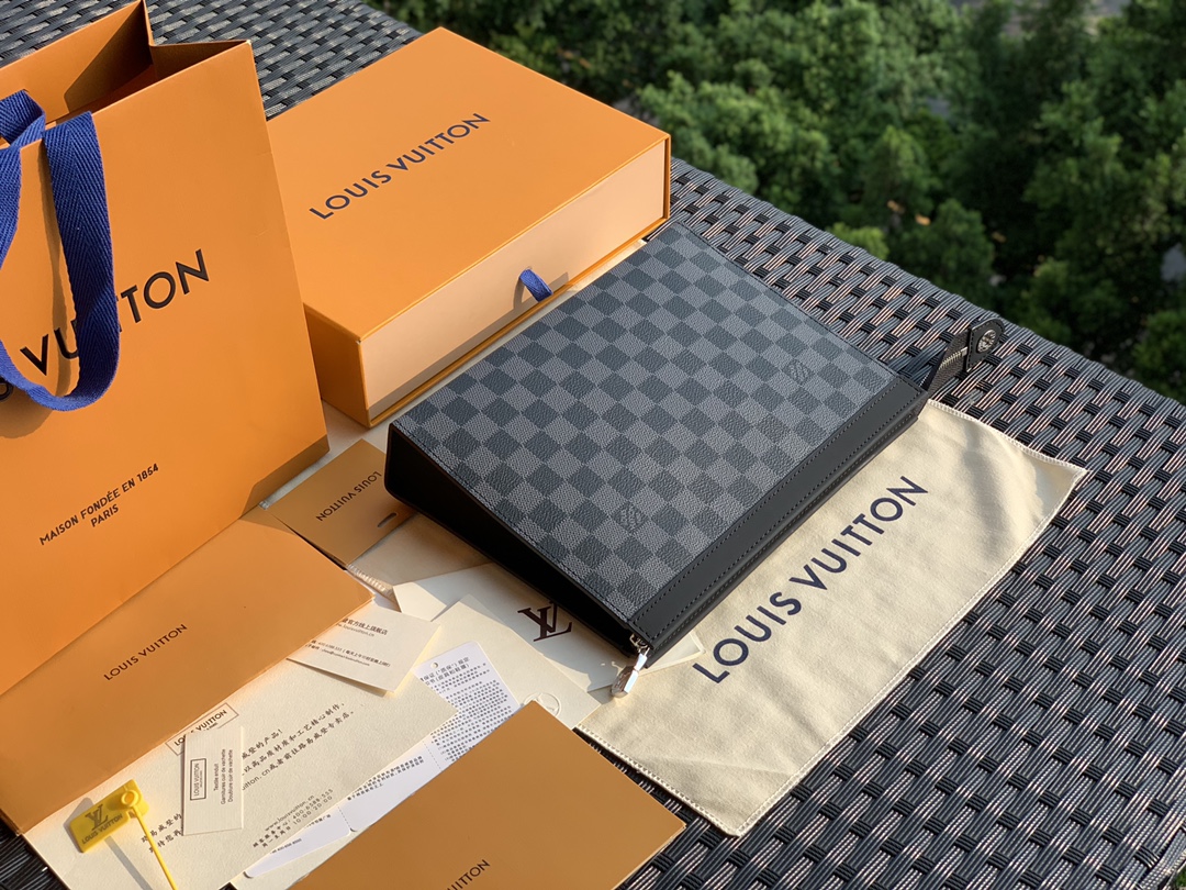 非市场普通货 进口皮料半钢五金 m41696尺寸27-21-3cm L*V黑色手包作为人手必备！送礼必备