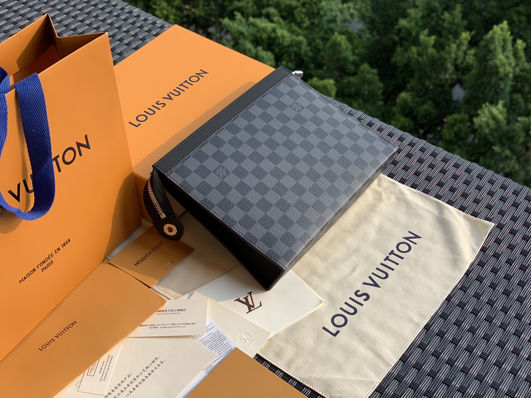 🌼 m41696尺寸27-21-3cm L*V黑色手包作为人手必备！送礼必备的一款爆款可以出货实在太开心