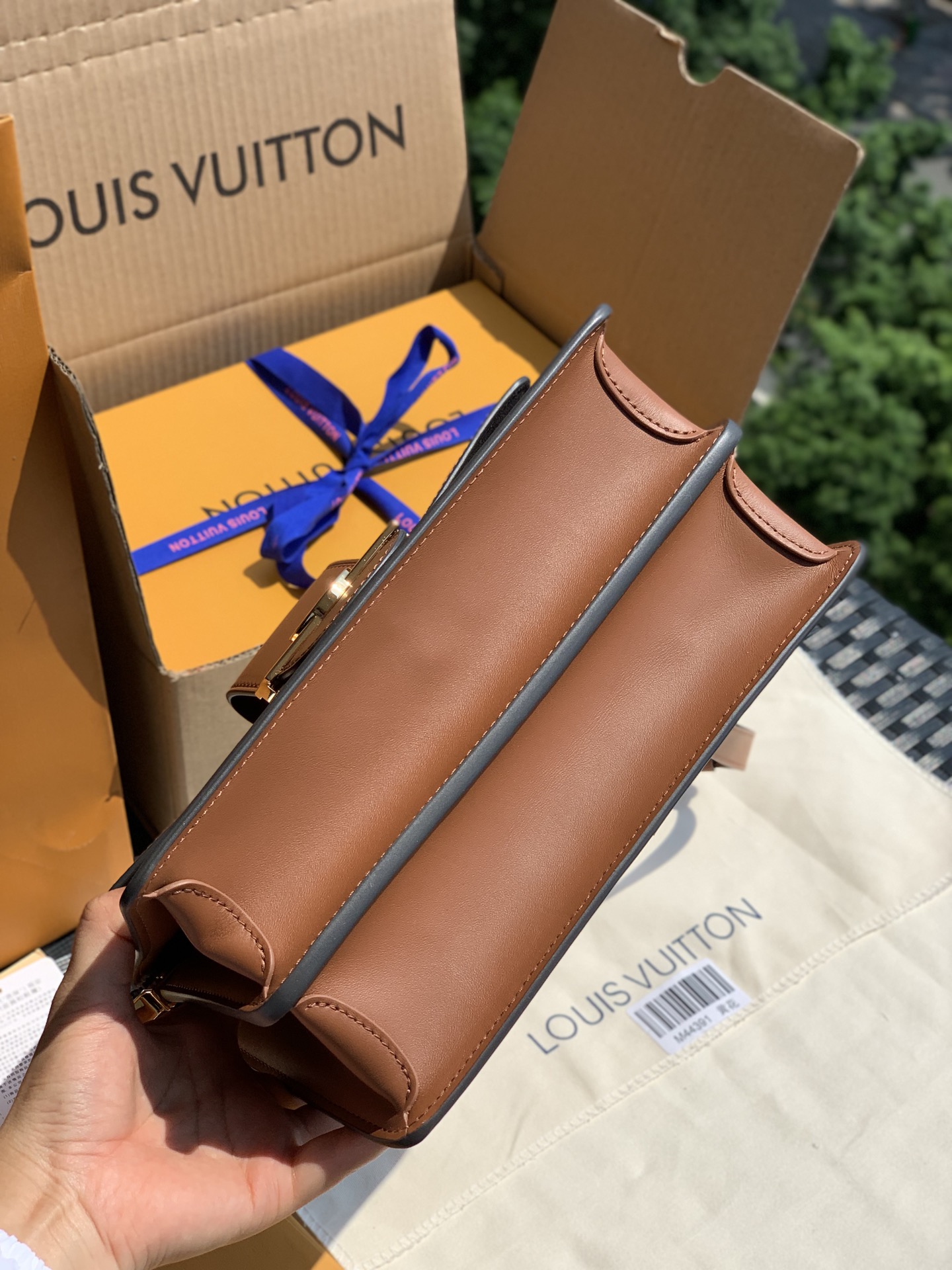 🌼m44391中号尺寸25 x 17 x 10.5 CM这款达中号比起小号多配备了一条五金肩带，两种肩带