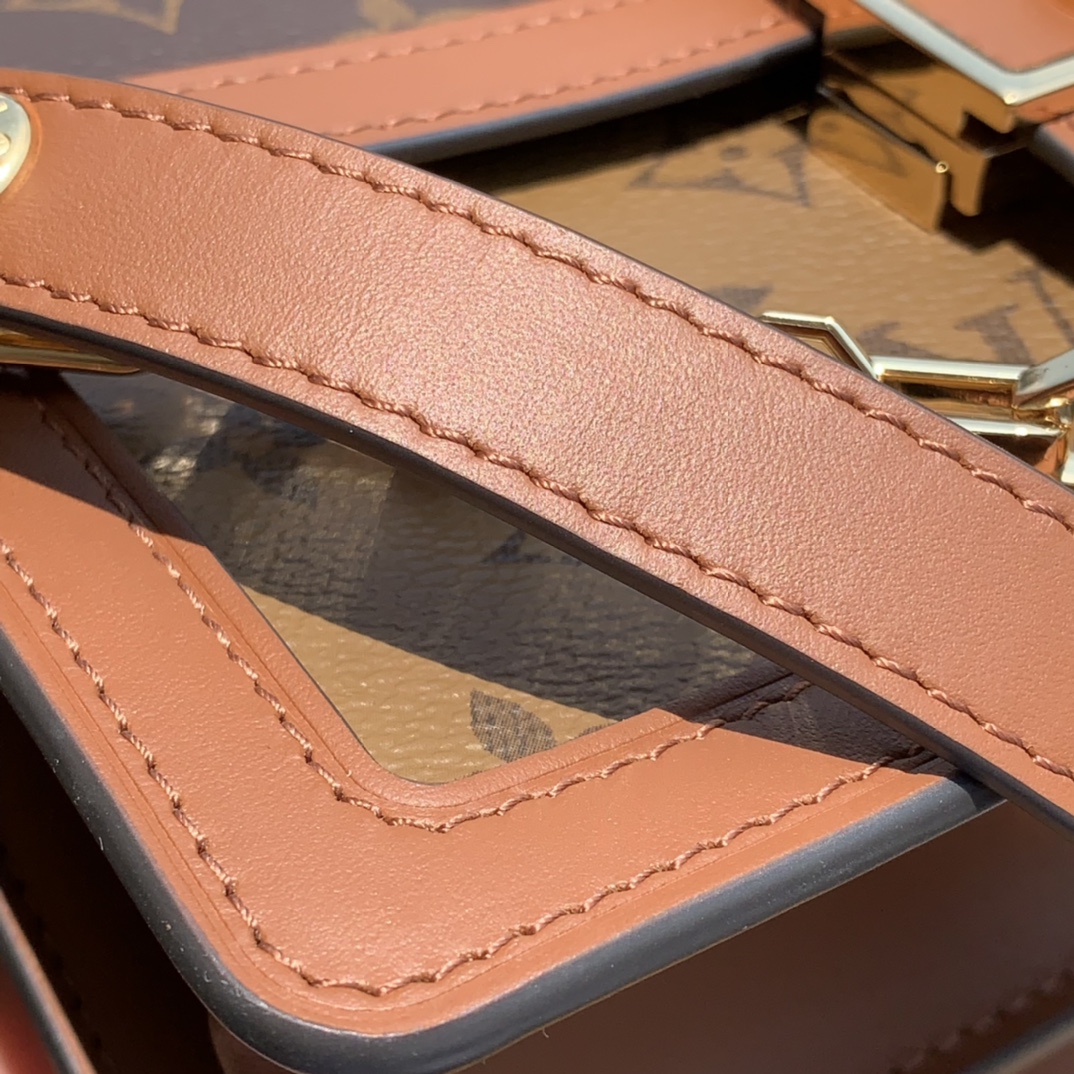 🌼m44391中号尺寸25 x 17 x 10.5 CM这款达中号比起小号多配备了一条五金肩带，两种肩带