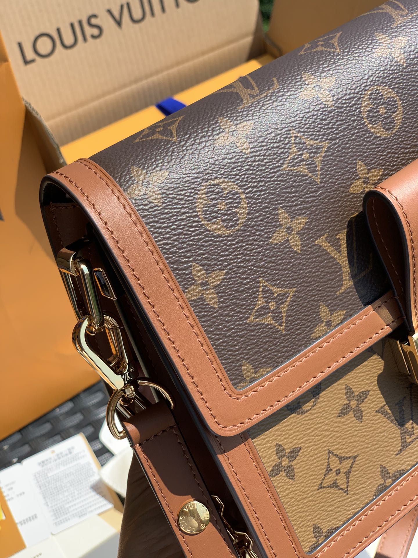 🌼m44391中号尺寸25 x 17 x 10.5 CM这款达中号比起小号多配备了一条五金肩带，两种肩带