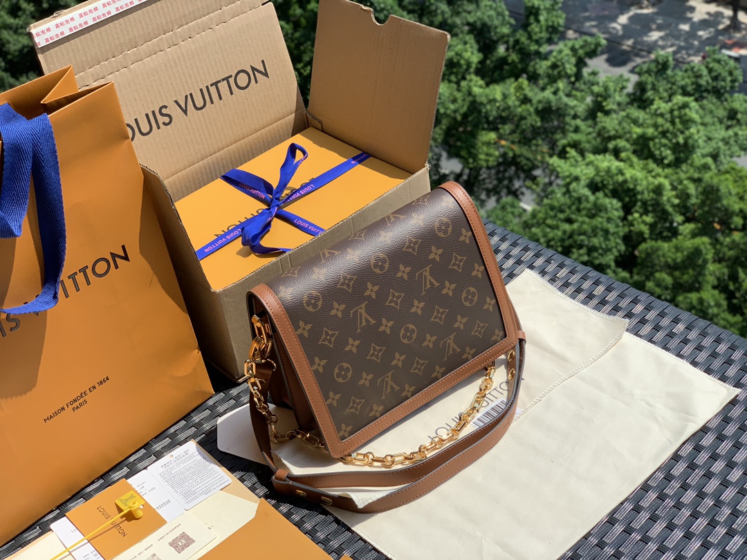 🌼m44391中号尺寸25 x 17 x 10.5 CM这款达中号比起小号多配备了一条五金肩带，两种肩带