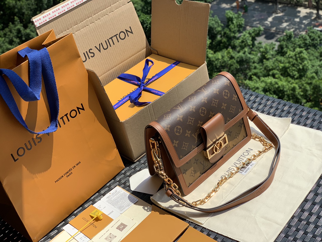 🌼m44391中号尺寸25 x 17 x 10.5 CM这款达中号比起小号多配备了一条五金肩带，两种肩带