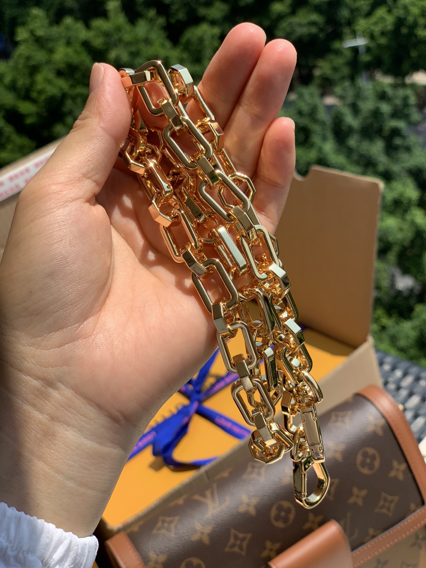 🌼m44391中号尺寸25 x 17 x 10.5 CM这款达中号比起小号多配备了一条五金肩带，两种肩带