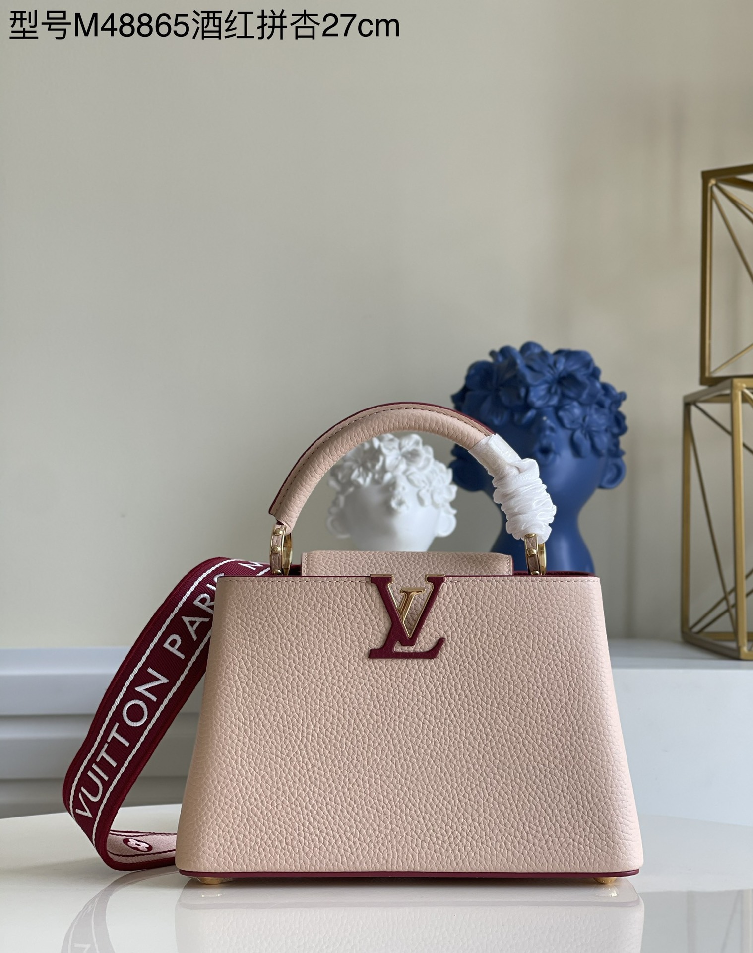 NO:397642,[Exclusive real photo of M48865 burgundy apricot small trumpet] This Capucines small handbag is painted with contrasting color blocks on the front and back, and is paired with double-sided embroidered fabric wide shoulder straps of Monogram florals, making the classic design burst out with a unique look. The top leather handle and LV letters depict the finishing touch. Detailed features 27 x 18 x 9 cm N. 1250,LV [original leather],louis vuitton19860909【独家实拍M48865酒红拼杏小号】本款 Capucines 小号手袋为前后涂抹反差色块,搭配双面绽放 Monogram 花卉的刺绣织物宽肩带,令经典设计迸发个性姿采.顶部皮革手柄和 LV 字母描绘点睛之笔. 详细特征27 x 18 x 9 厘米 N. 1250,LV【原厂皮】,louis vuitton,Bag