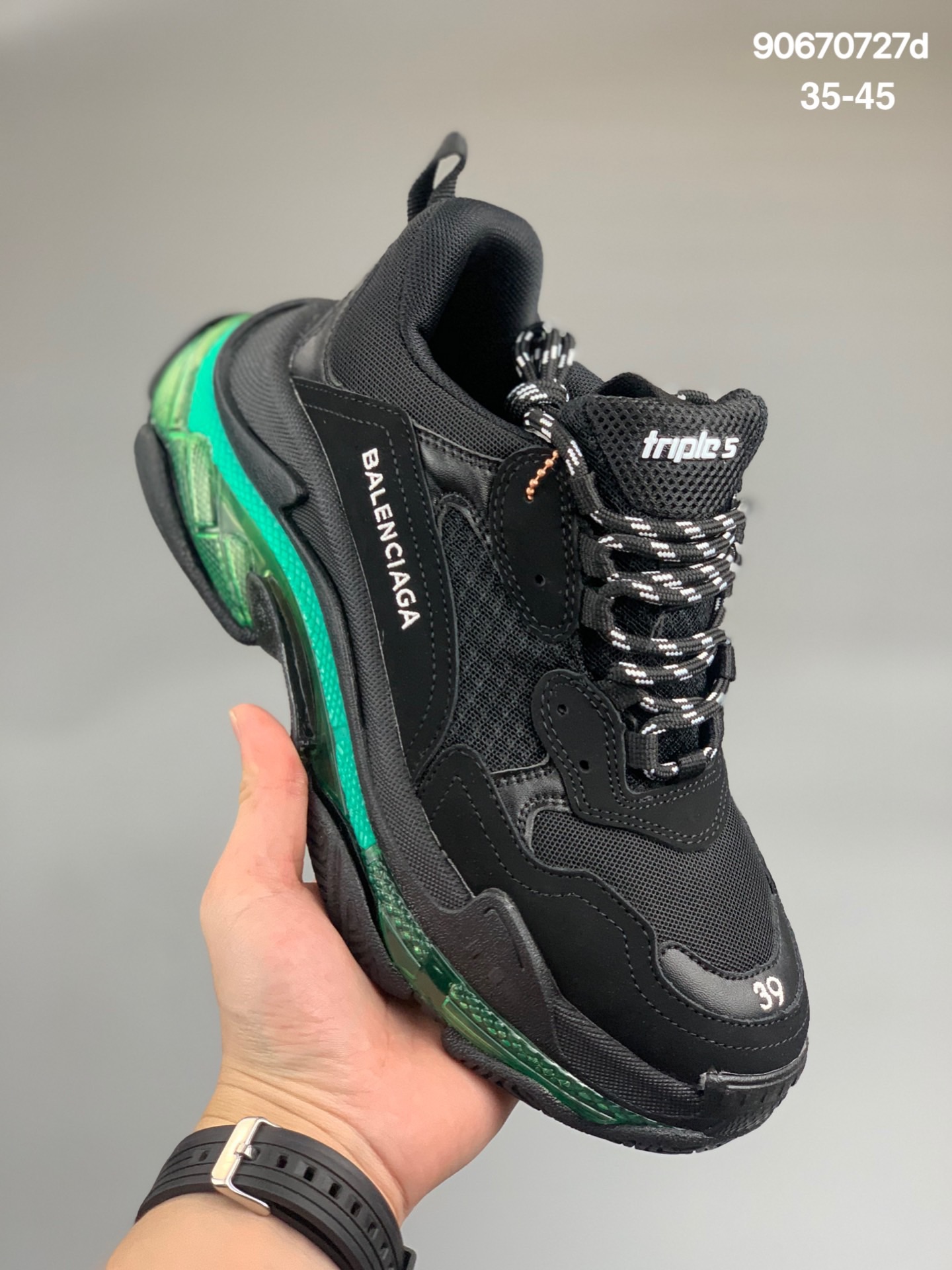 
巴黎世家老爹鞋 解构主义完美诠释潮流新时尚Balenciaga Triple-S Sneaker 时装复古厚底 姥爷鞋 正确字体粗细 位置 大小 正确侧边TPU边扣气孔 正确大底TPU电镀亮度 鞋底LOGO深度 货号：656686 W06G0 1001 Size：35-45
编号：90670727d