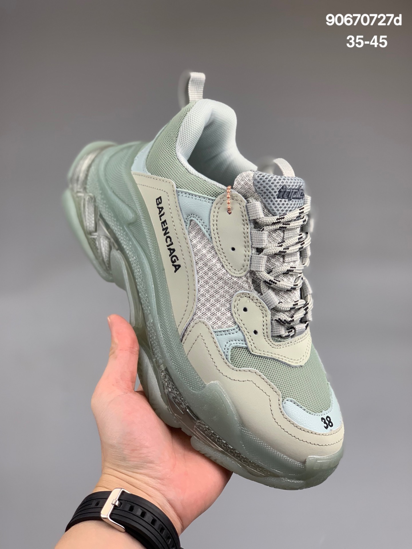 
巴黎世家老爹鞋 解构主义完美诠释潮流新时尚Balenciaga Triple-S Sneaker 时装复古厚底 姥爷鞋 正确字体粗细 位置 大小 正确侧边TPU边扣气孔 正确大底TPU电镀亮度 鞋底LOGO深度 货号：656686 W06G0 1001 Size：35-45
编号：90670727d