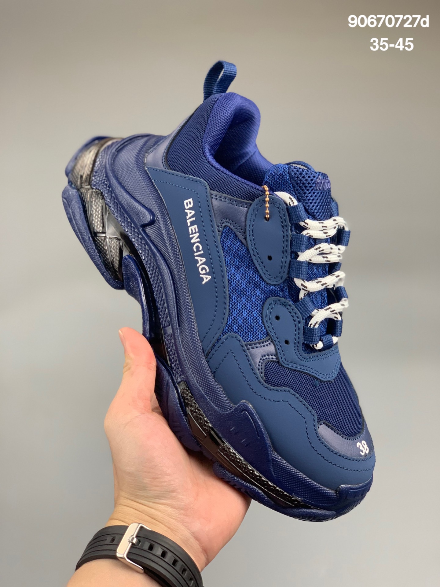 
巴黎世家老爹鞋 解构主义完美诠释潮流新时尚Balenciaga Triple-S Sneaker 时装复古厚底 姥爷鞋 正确字体粗细 位置 大小 正确侧边TPU边扣气孔 正确大底TPU电镀亮度 鞋底LOGO深度 货号：656686 W06G0 1001 Size：35-45
编号：90670727d