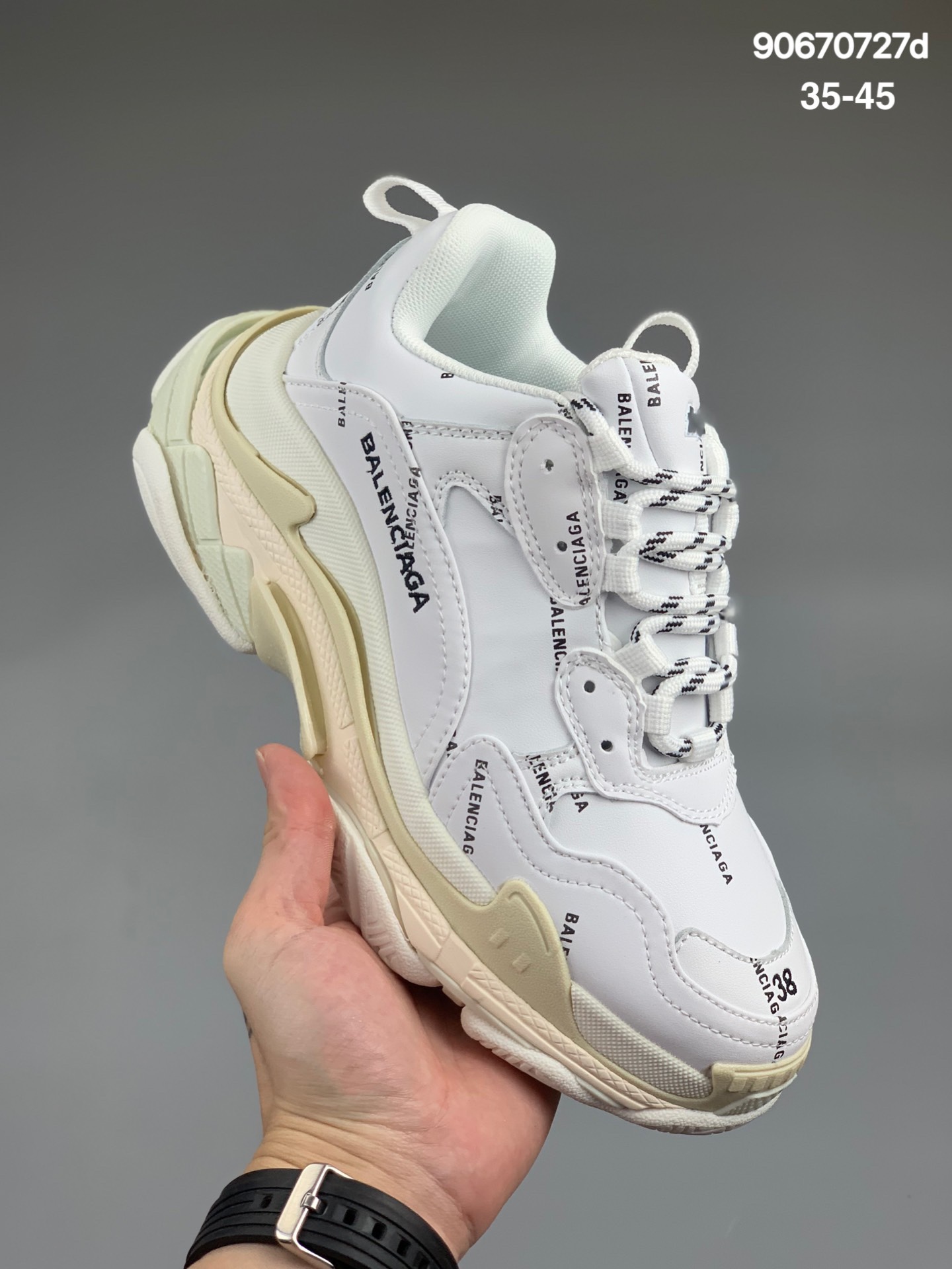 
巴黎世家老爹鞋 解构主义完美诠释潮流新时尚Balenciaga Triple-S Sneaker 时装复古厚底 姥爷鞋 正确字体粗细 位置 大小 正确侧边TPU边扣气孔 正确大底TPU电镀亮度 鞋底LOGO深度 货号：656686 W06G0 1001 Size：35-45
编号：90670727d