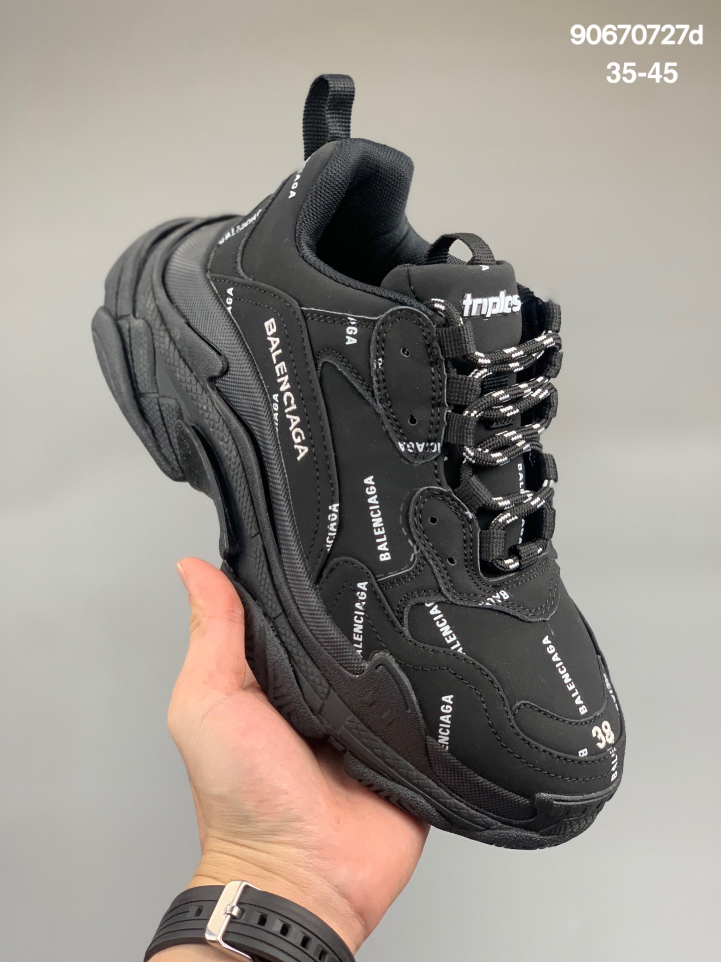 
巴黎世家老爹鞋 解构主义完美诠释潮流新时尚Balenciaga Triple-S Sneaker 时装复古厚底 姥爷鞋 正确字体粗细 位置 大小 正确侧边TPU边扣气孔 正确大底TPU电镀亮度 鞋底LOGO深度 货号：656686 W06G0 1001 Size：35-45
编号：90670727d