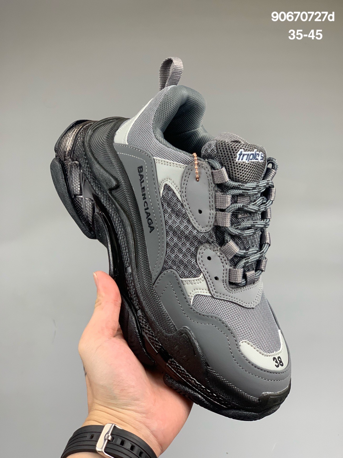 
巴黎世家老爹鞋 解构主义完美诠释潮流新时尚Balenciaga Triple-S Sneaker 时装复古厚底 姥爷鞋 正确字体粗细 位置 大小 正确侧边TPU边扣气孔 正确大底TPU电镀亮度 鞋底LOGO深度 货号：656686 W06G0 1001 Size：35-45
编号：90670727d