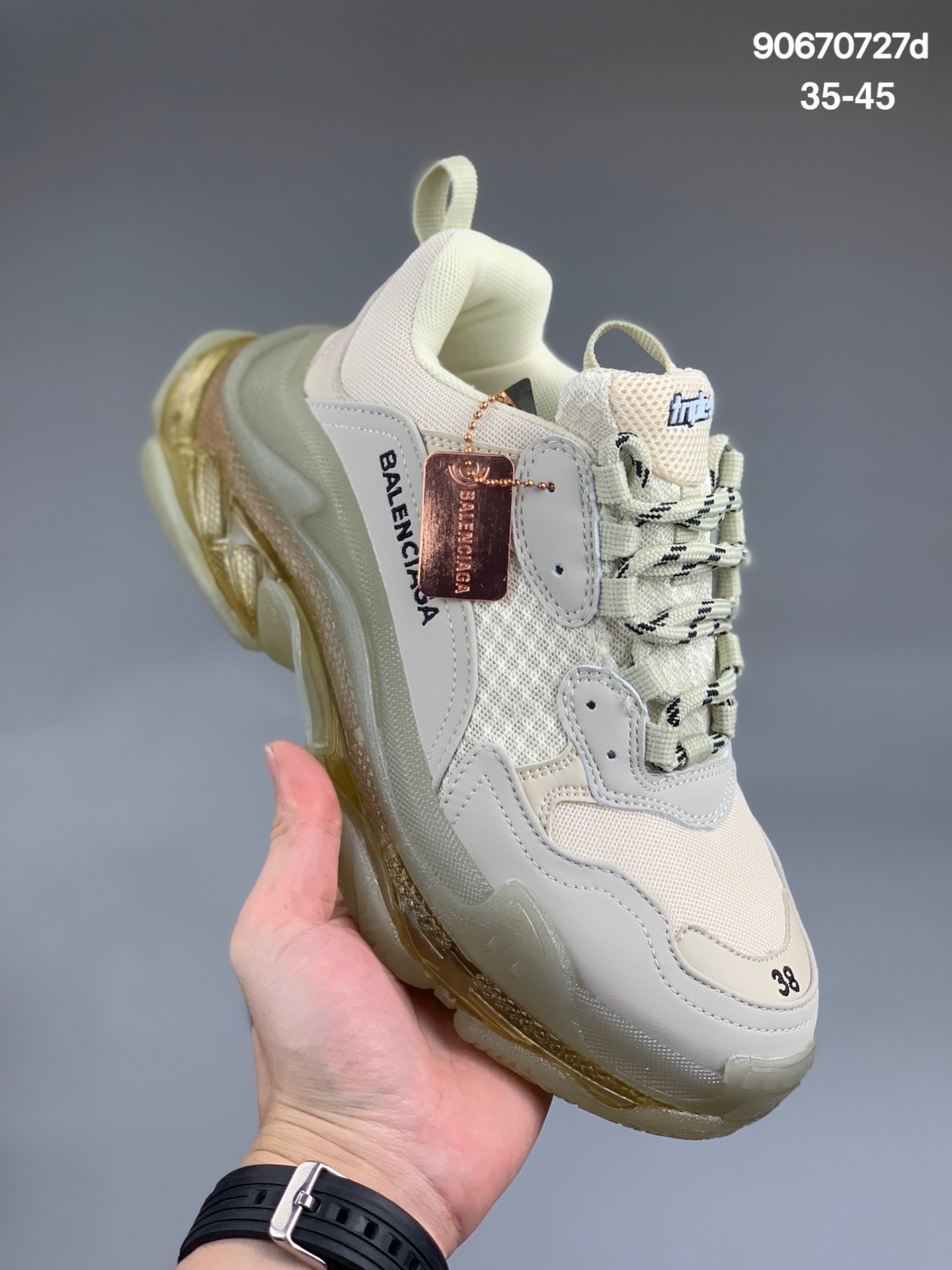 
巴黎世家老爹鞋 解构主义完美诠释潮流新时尚Balenciaga Triple-S Sneaker 时装复古厚底 姥爷鞋 正确字体粗细 位置 大小 正确侧边TPU边扣气孔 正确大底TPU电镀亮度 鞋底LOGO深度 货号：656686 W06G0 1001 Size：35-45
编号：90670727d