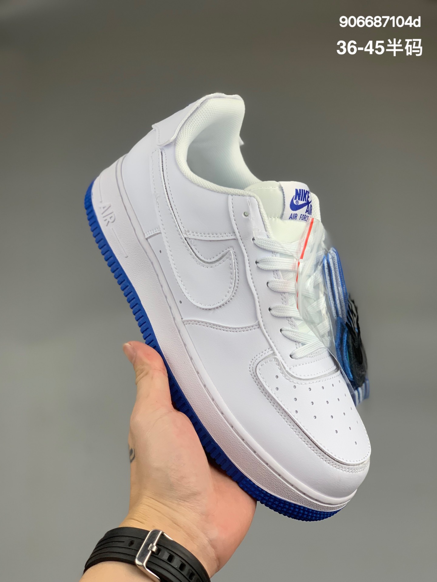 
NIKE AIR FORCE 1GS 白蓝魔术贴AF1空军一号低帮百搭休闲运动板鞋。柔软、弹性十足的缓震性能和出色的中底设计，横跨复古与现代的外型结合。
货号：DB4545-105
尺码：36 36.5 37.5 38 38.5 39 40 40.5 41 42 42.5 43 44 44.5 45
编码:906687104d